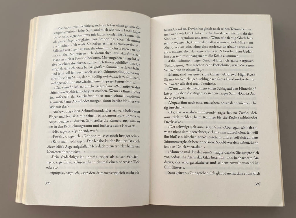 Buch „Grabesgrün“ von Tana French, deutscher Kriminalroman im Fischer Taschenbuch Verlag mit Waldmotiv auf dem Cover und guter Erhaltung. Innenseite