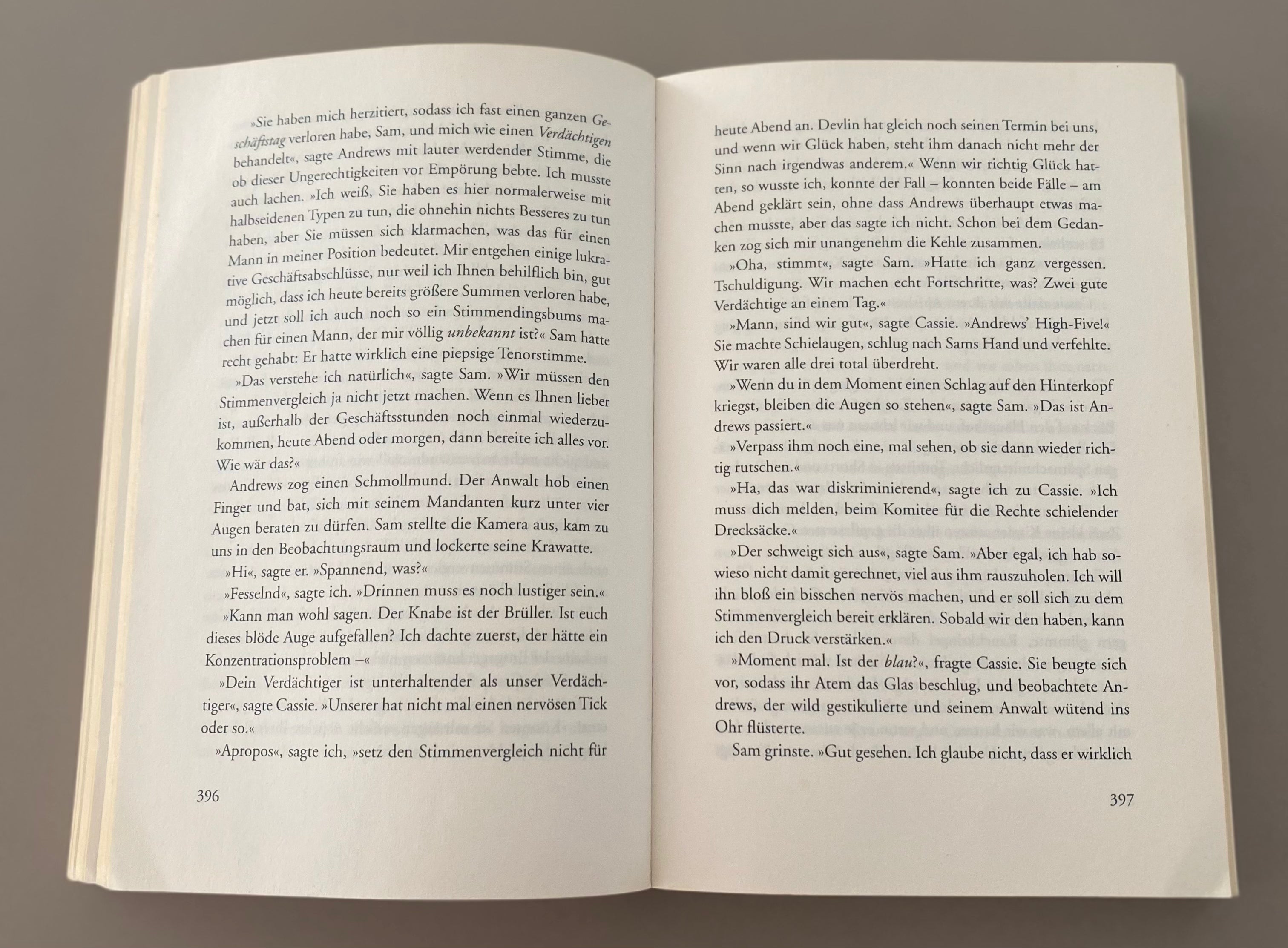 Buch „Grabesgrün“ von Tana French, deutscher Kriminalroman im Fischer Taschenbuch Verlag mit Waldmotiv auf dem Cover und guter Erhaltung. Innenseite