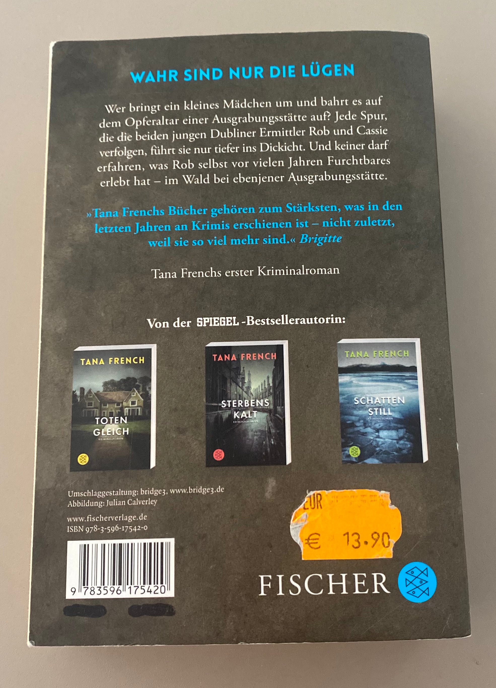 Buch „Grabesgrün“ von Tana French, deutscher Kriminalroman im Fischer Taschenbuch Verlag mit Waldmotiv auf dem Cover und guter Erhaltung. Rückseite