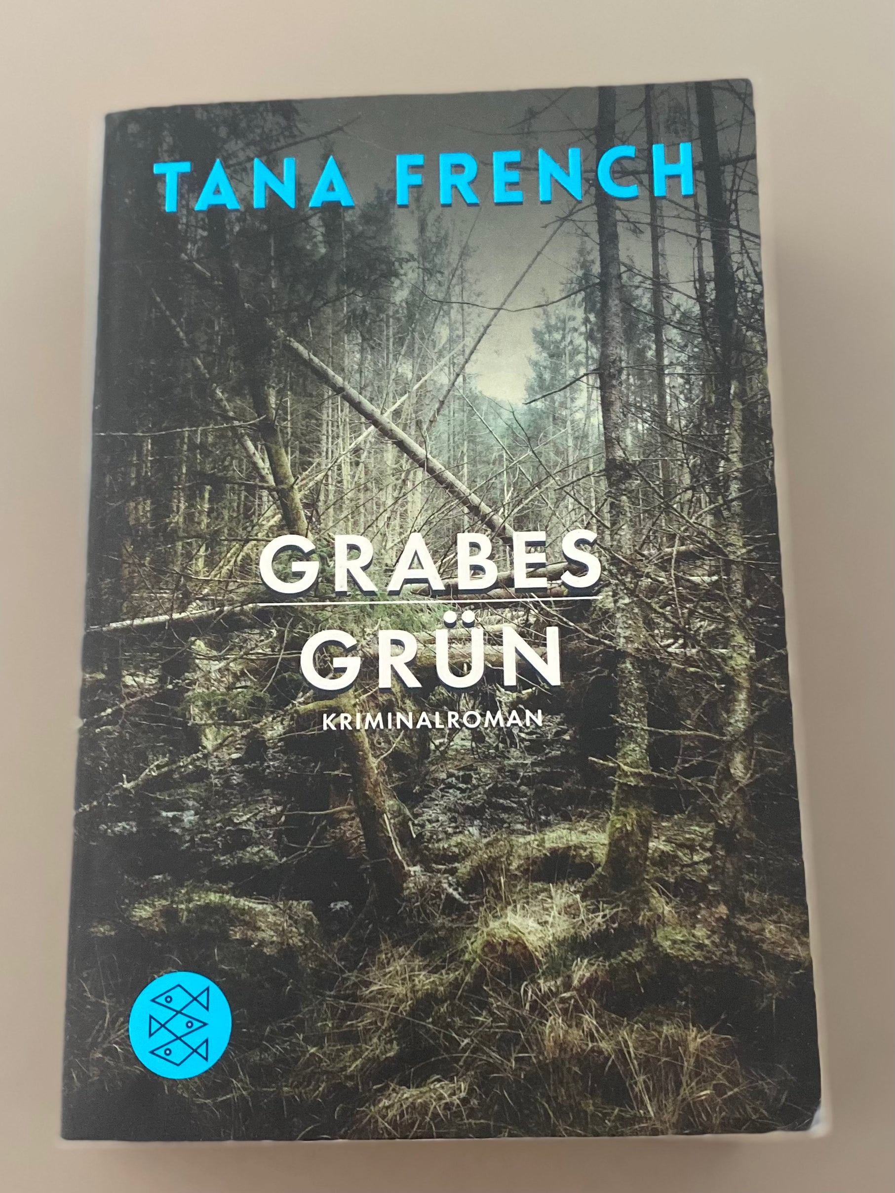 Buch „Grabesgrün“ von Tana French, deutscher Kriminalroman im Fischer Taschenbuch Verlag mit Waldmotiv auf dem Cover und guter Erhaltung. Vorderseite