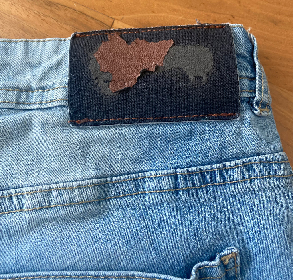 Tom Tailor Damen Jeansshorts hellblau mit Fransenabschluss und Used-Look. Detailansicht