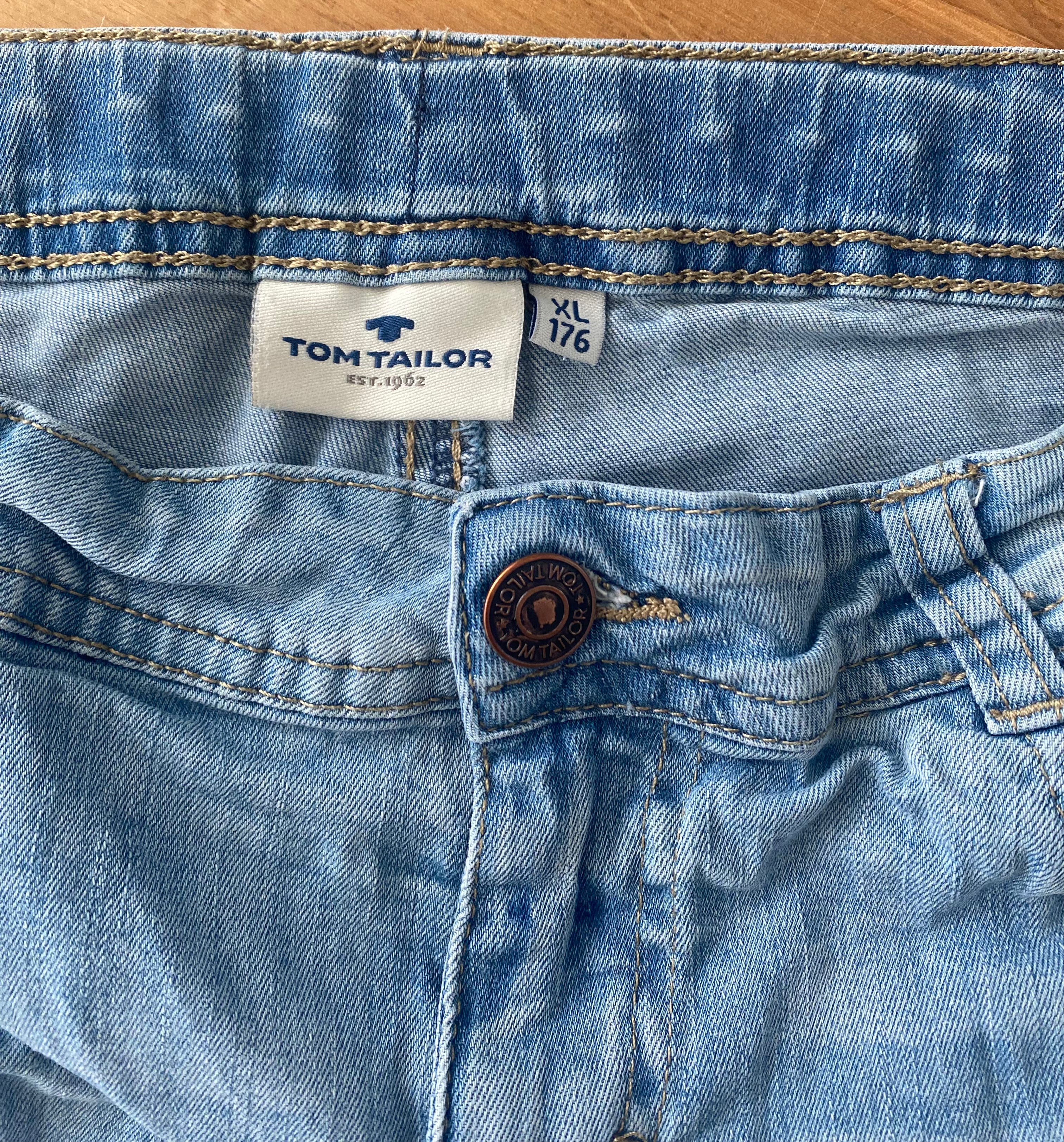 Tom Tailor Damen Jeansshorts hellblau mit Fransenabschluss und Used-Look. Logo