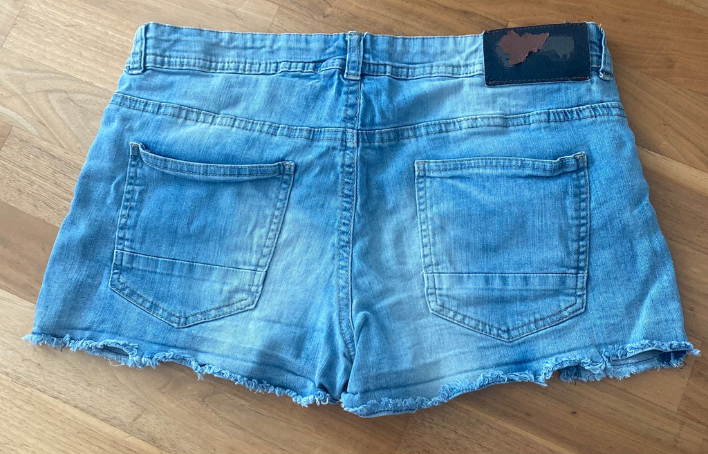 Tom Tailor Damen Jeansshorts hellblau mit Fransenabschluss und Used-Look. Rückansicht