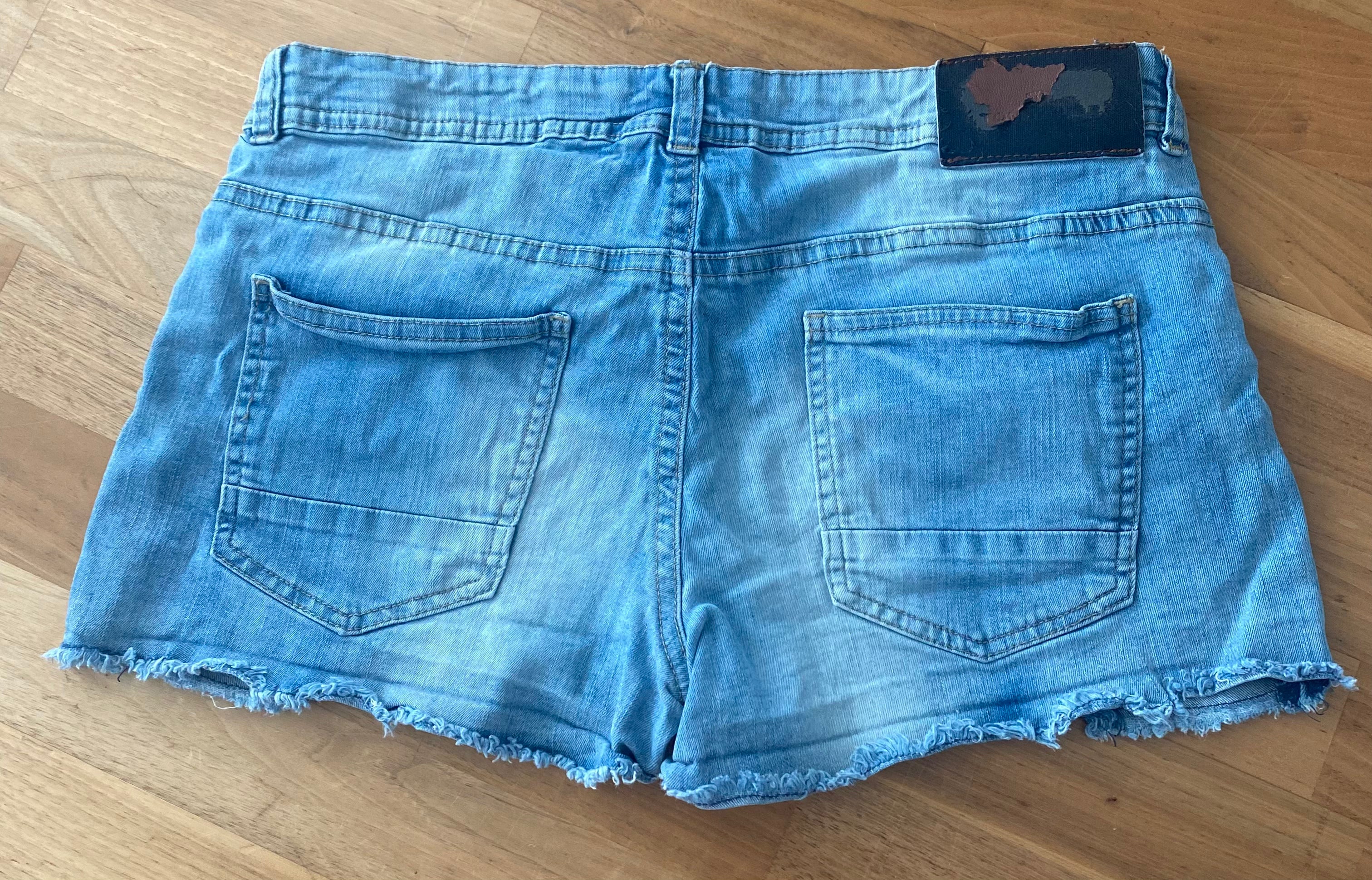 Tom Tailor Damen Jeansshorts hellblau mit Fransenabschluss und Used-Look. Rückansicht