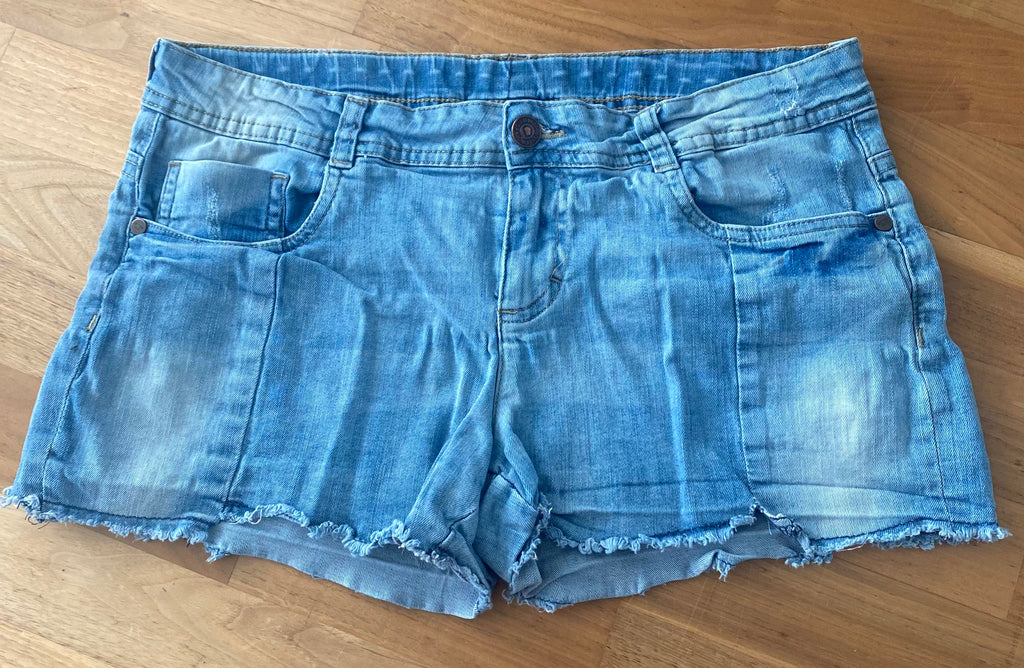Tom Tailor Damen Jeansshorts hellblau mit Fransenabschluss und Used-Look. Vorderansicht