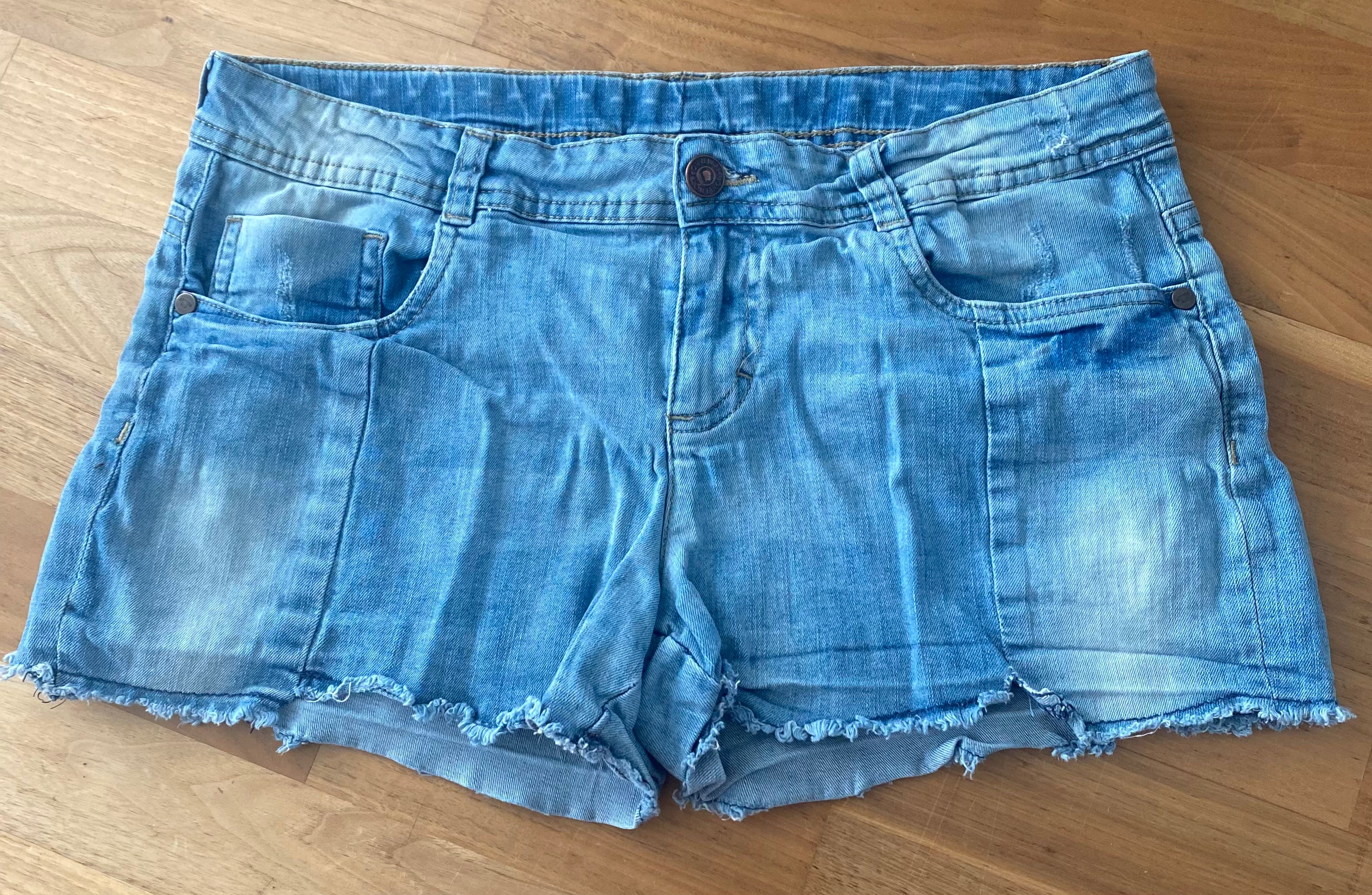 Tom Tailor Damen Jeansshorts hellblau mit Fransenabschluss und Used-Look. Vorderansicht