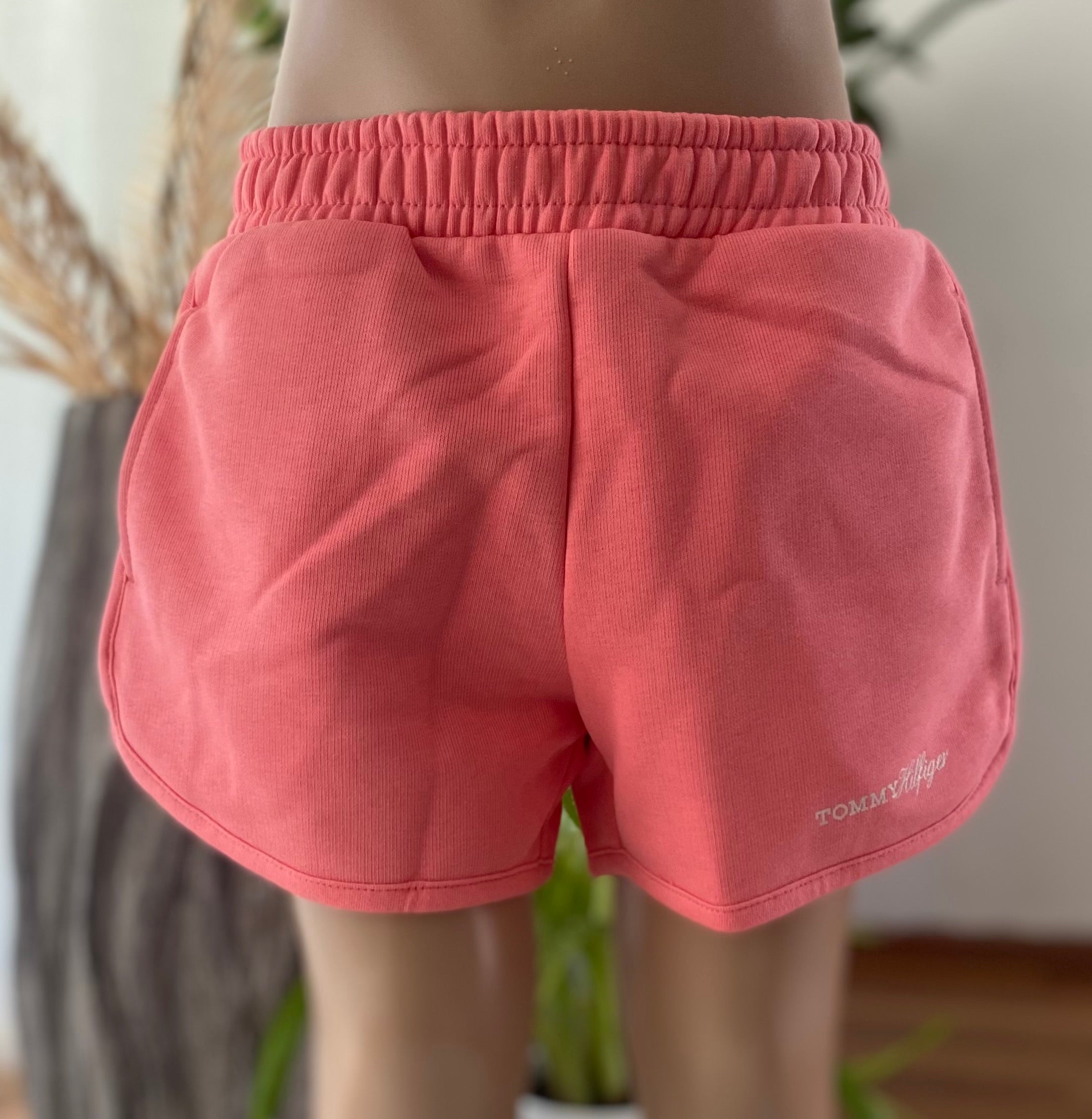 Tommy Hilfiger Sweatshorts für Mädchen in Koralle, Größe 116, mit elastischem Bund und Logo am Bein.