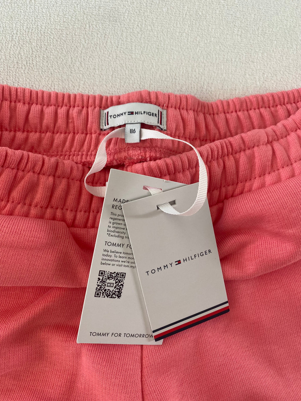 Tommy Hilfiger Sweatshorts für Mädchen in Koralle, Größe 116, mit elastischem Bund und Logo am Bein. Etikett