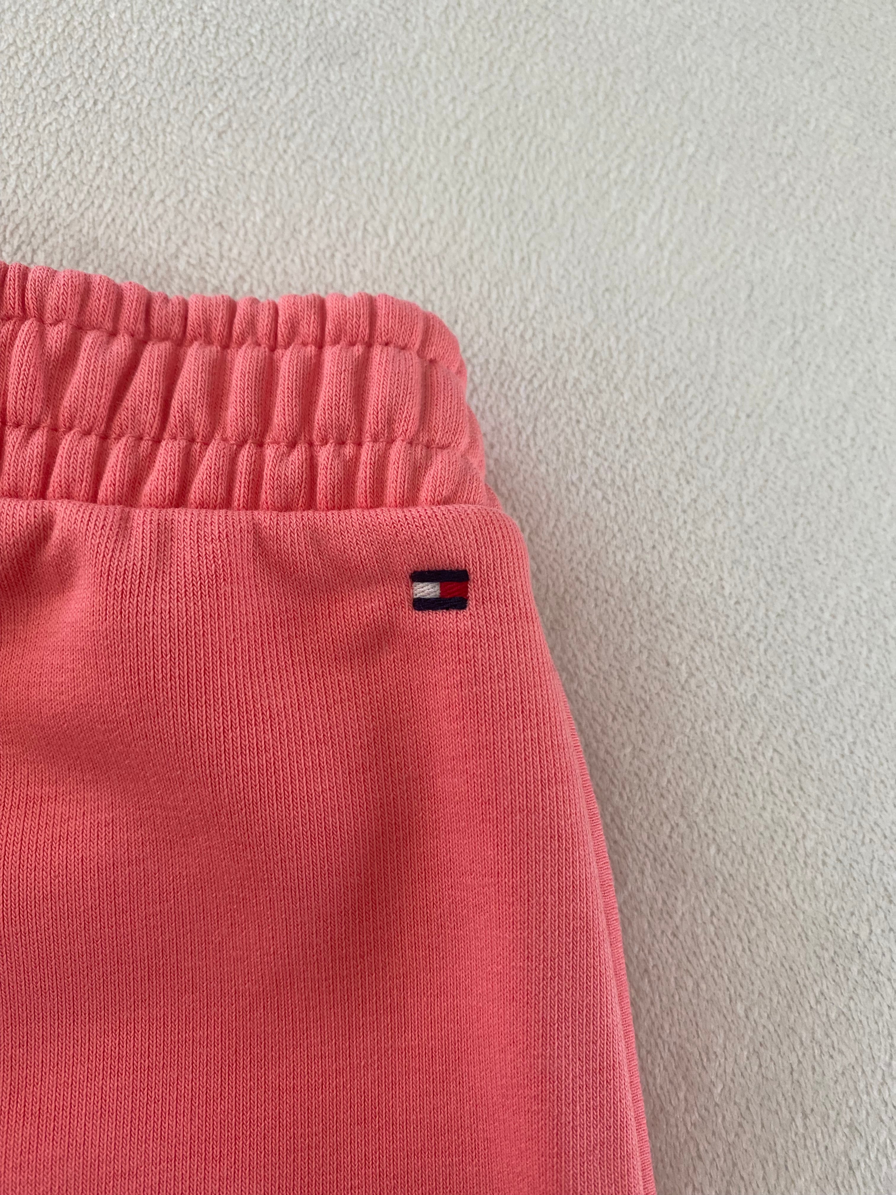 Tommy Hilfiger Sweatshorts für Mädchen in Koralle, Größe 116, mit elastischem Bund und Logo am Bein. Logo