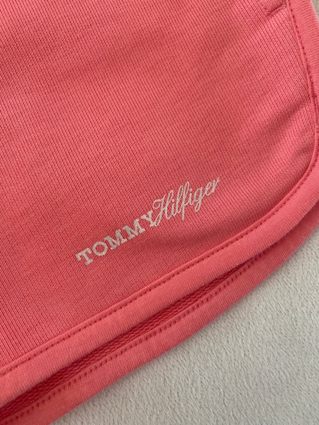 Tommy Hilfiger Sweatshorts für Mädchen in Koralle, Größe 116, mit elastischem Bund und Logo am Bein. Logo Detailaufnahme
