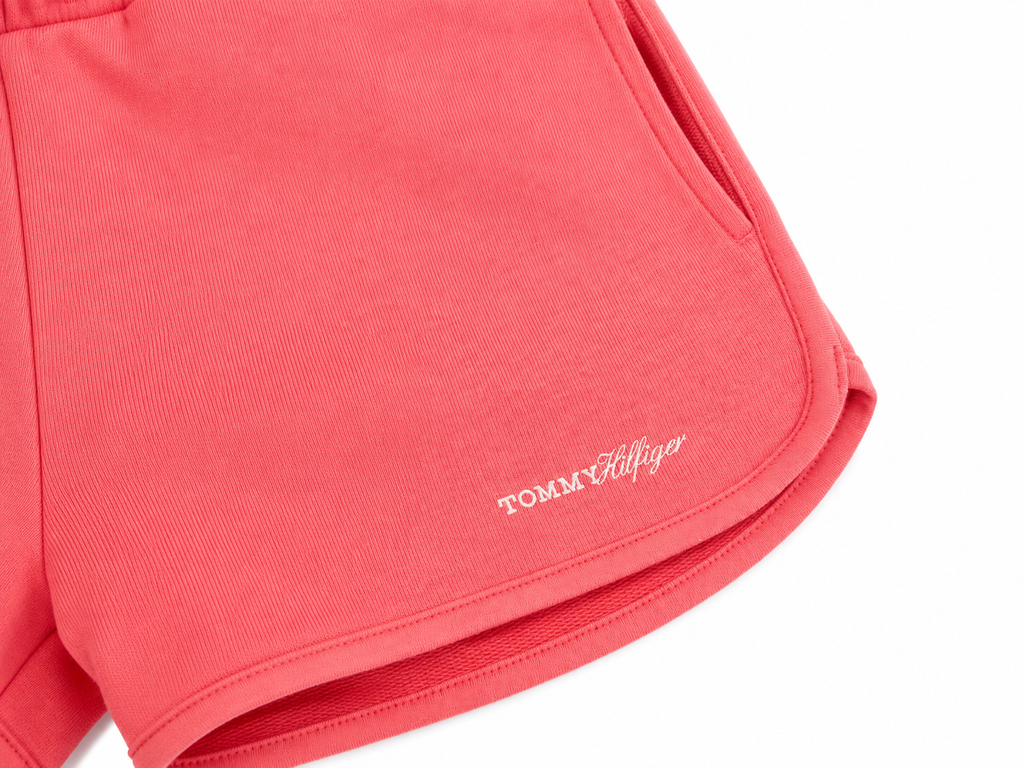 Tommy Hilfiger Sweatshorts für Mädchen in Koralle, Größe 116, mit elastischem Bund und Logo am Bein. Logo. Detailaufnahme