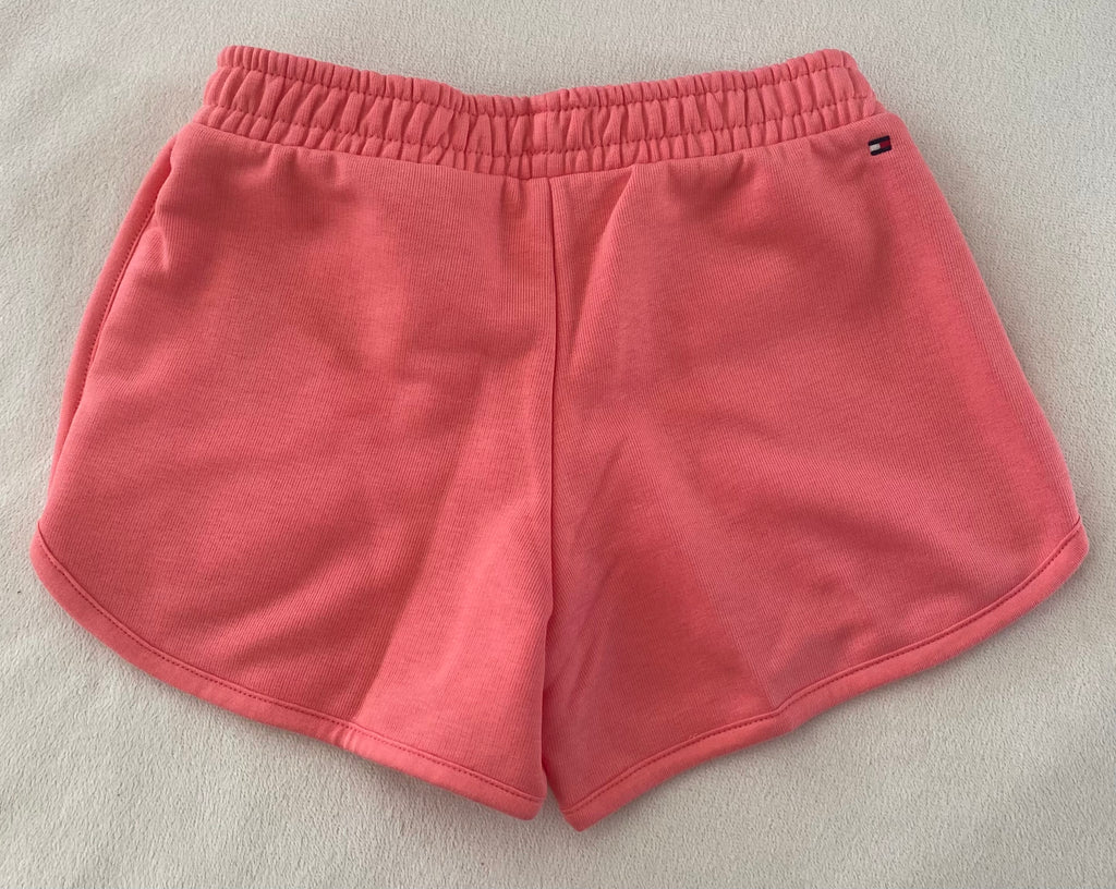 Tommy Hilfiger Sweatshorts für Mädchen in Koralle, Größe 116, mit elastischem Bund und Logo am Bein. Rückseite