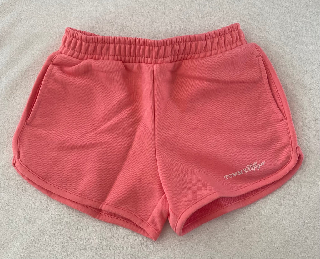 Tommy Hilfiger Sweatshorts für Mädchen in Koralle, Größe 116, mit elastischem Bund und Logo am Bein. Vorderseite