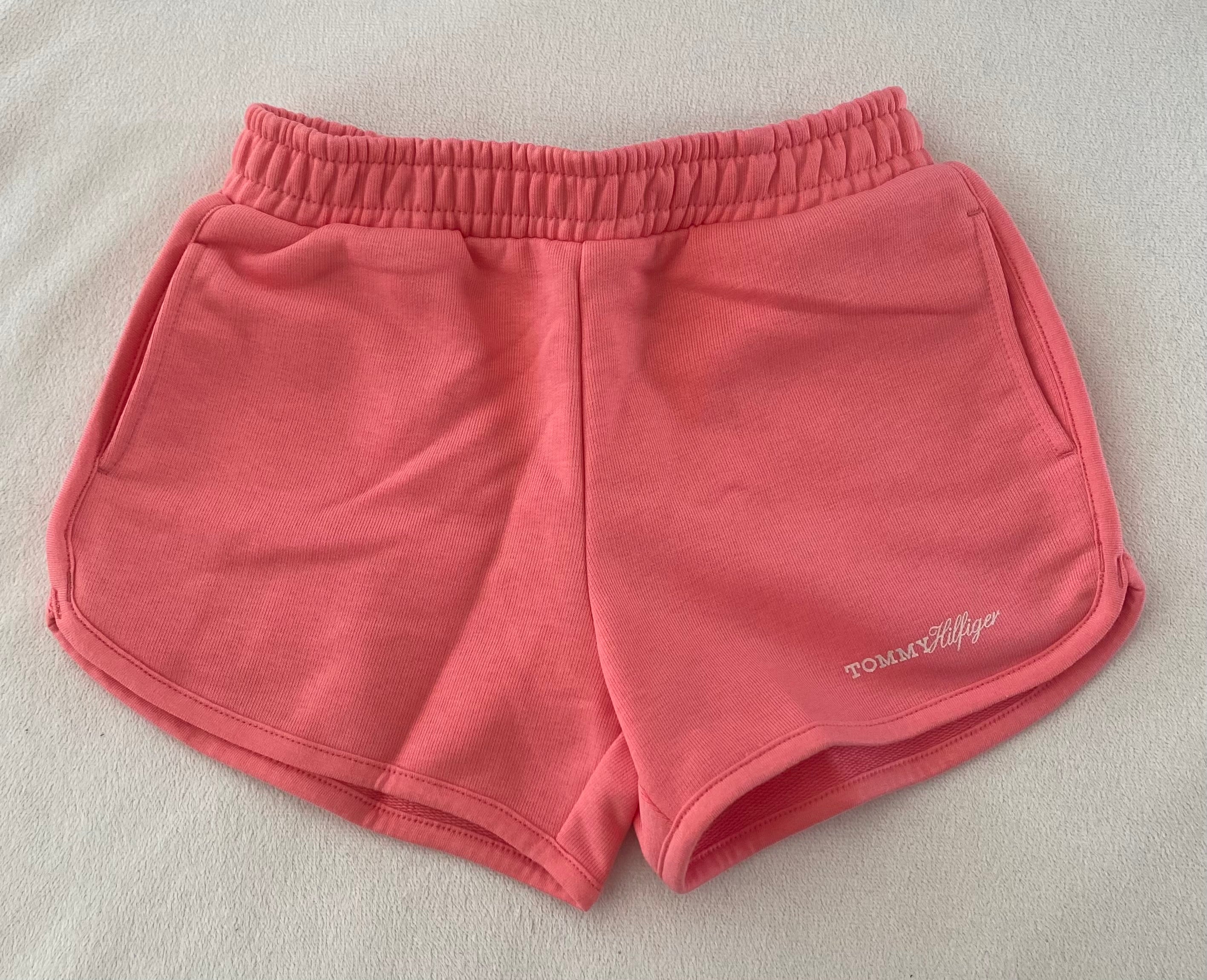 Tommy Hilfiger Sweatshorts für Mädchen in Koralle, Größe 116, mit elastischem Bund und Logo am Bein. Vorderseite