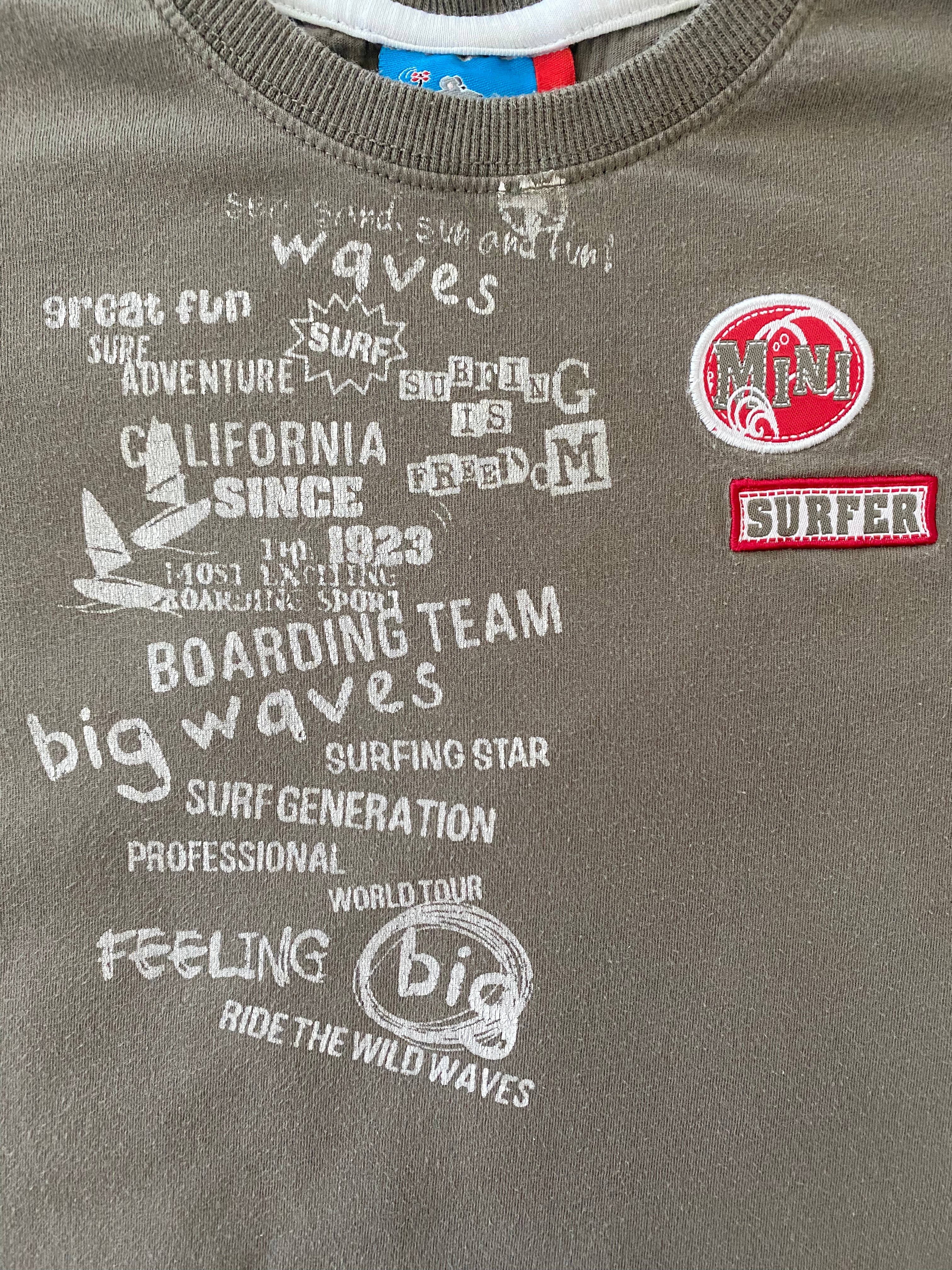 Detailaufnahme Kinder T-Shirt braun mit Surfer Print Schriftzug und Patch Motiv Freizeit Jungen Shirt