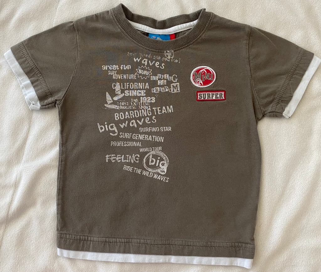 Kinder T-Shirt braun mit Surfer Print und Aufnähern kurzarm Vorderansicht Jungen Freizeit Shirt Größe 104