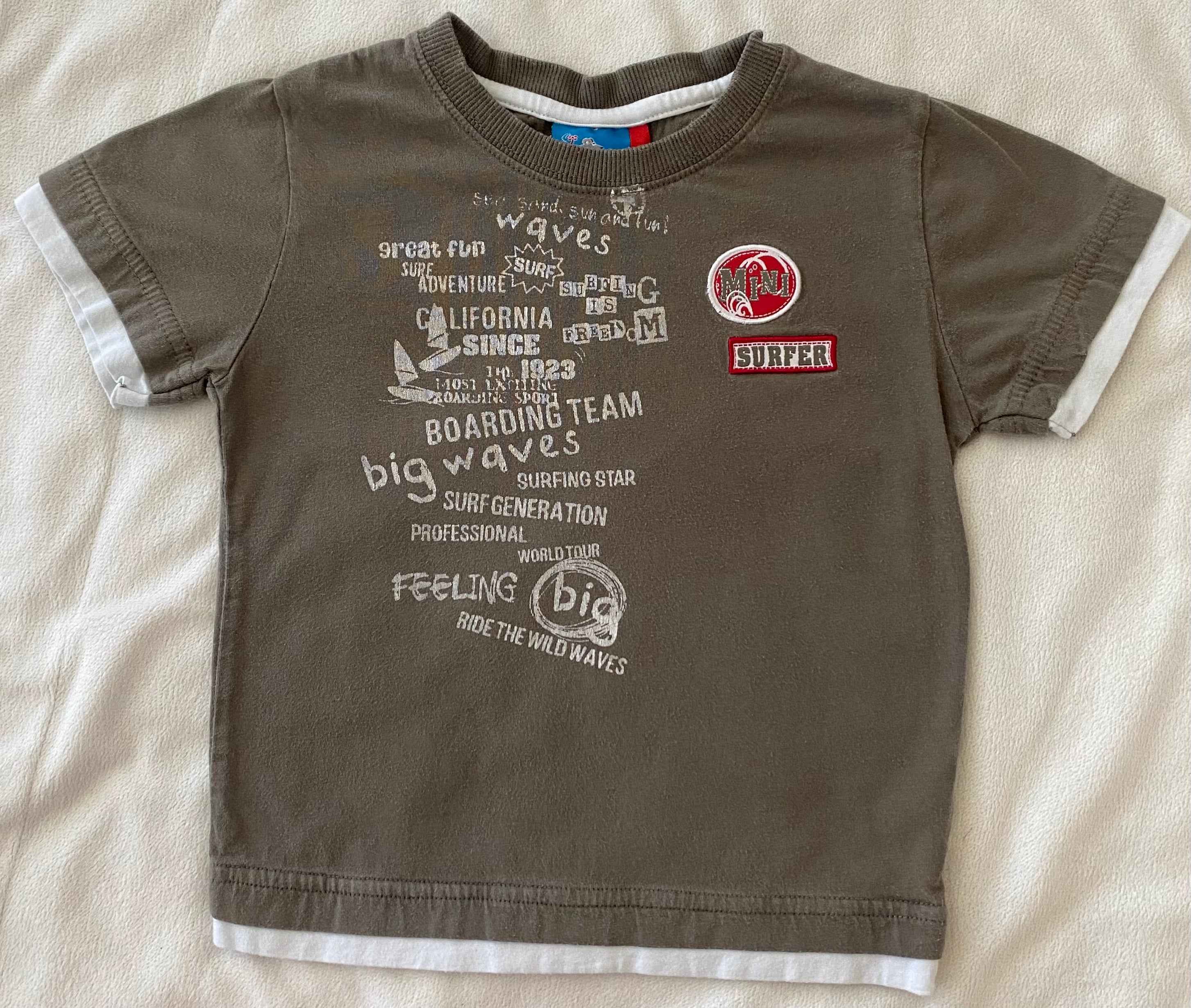 Kinder T-Shirt braun mit Surfer Print und Aufnähern kurzarm Vorderansicht Jungen Freizeit Shirt Größe 104