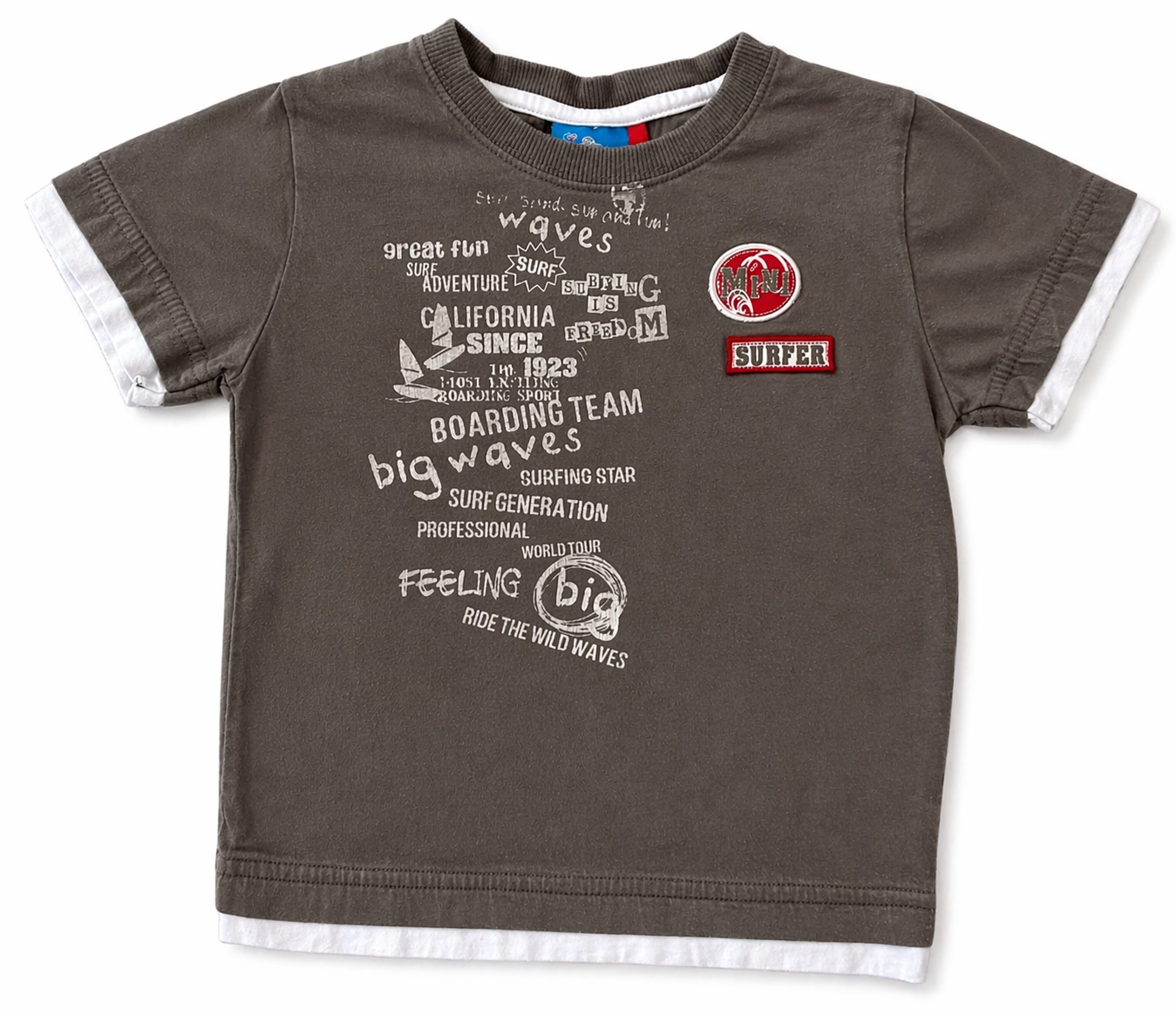 Braunes Kinder T-Shirt mit Surfer Print und Schriftzug kurzarm bequemes Shirt für Jungen Freizeitlook