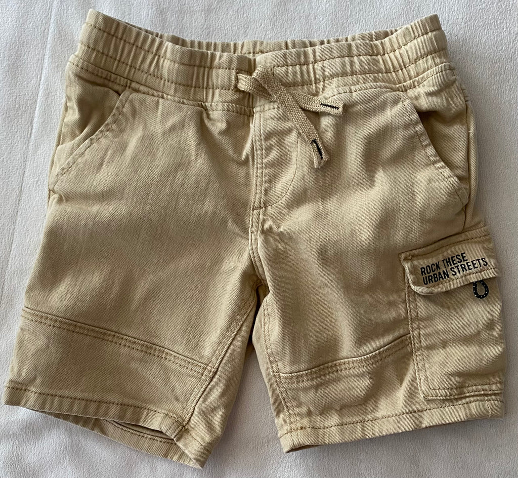 Yamen Jungen Shorts beige Gr. 134 Vorderseite mit Cargotasche und Print elastischer Bund Kinderhose Sommer