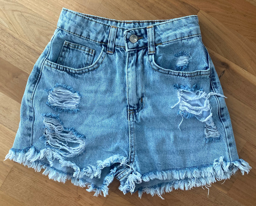 Hellblaue ZARA Damen Jeansshorts mit Destroyed-Look, Fransensaum und High-Waist-Schnitt, Vorderansicht