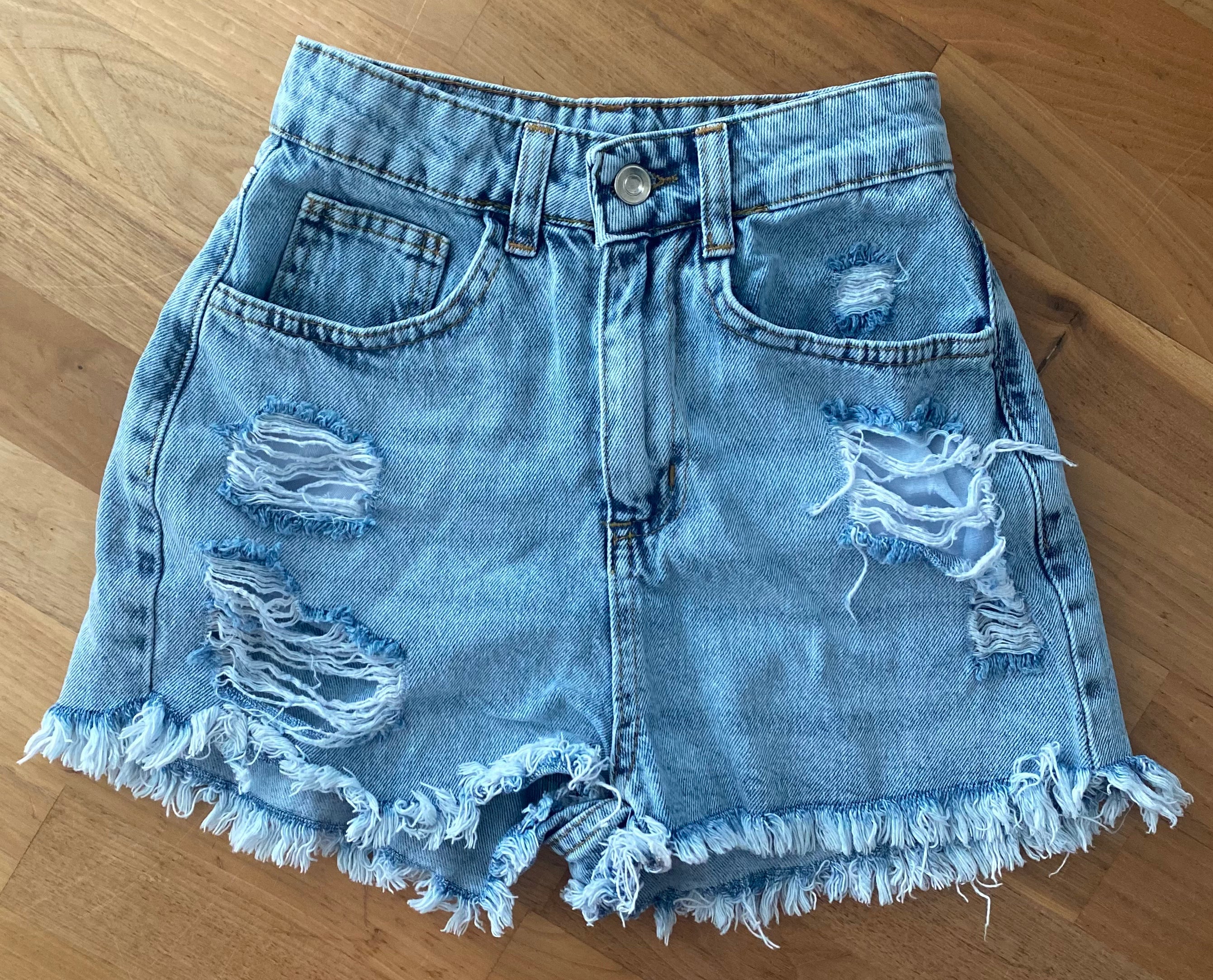 Hellblaue ZARA Damen Jeansshorts mit Destroyed-Look, Fransensaum und High-Waist-Schnitt, Vorderansicht