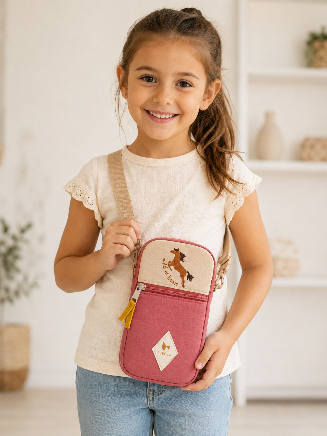 Fabelab Mini-Umhängetasche Wild at Heart in Rosa mit Pferde-Stickerei aus recyceltem Polyester 