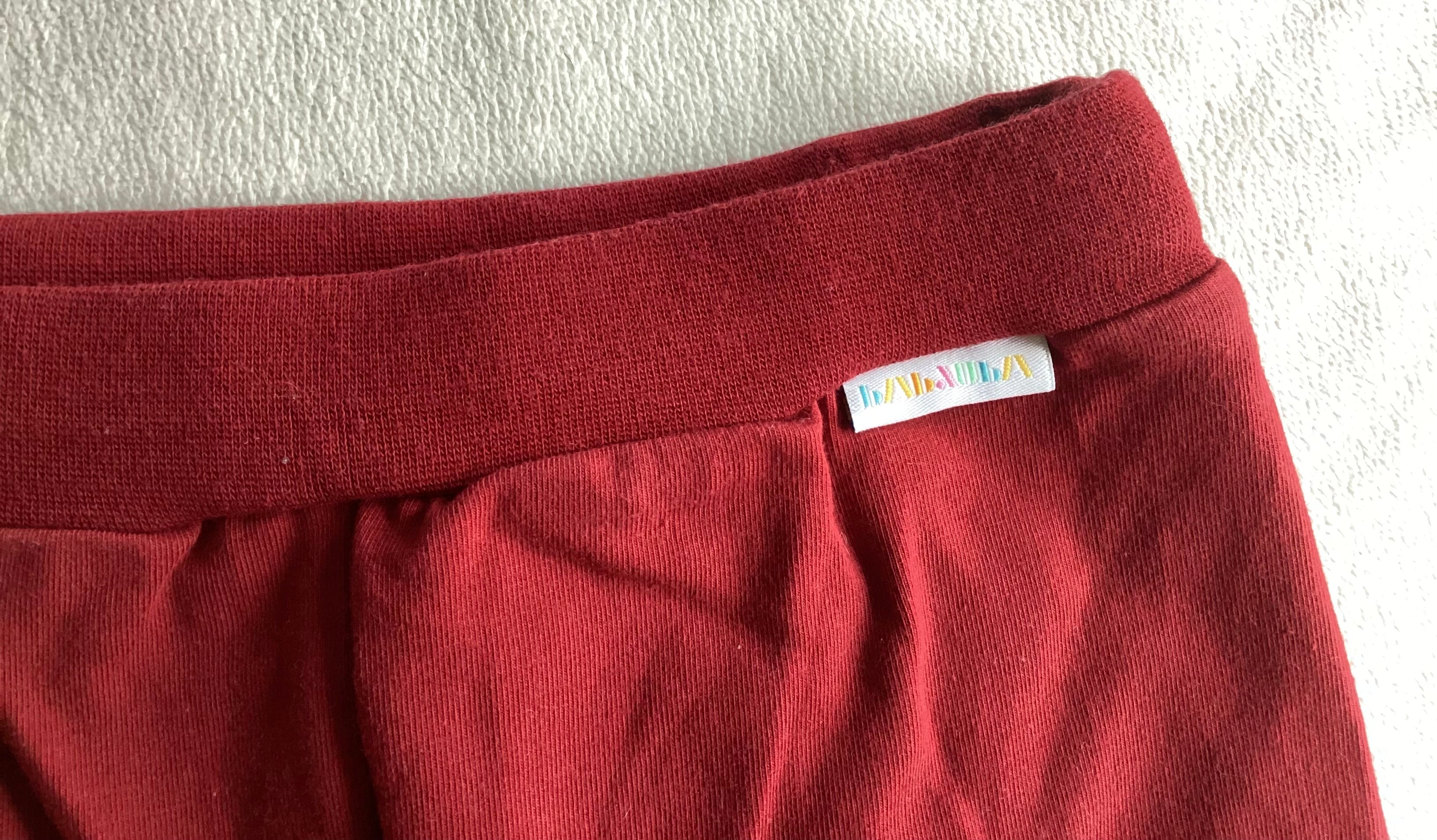 BABAUBA Kinder Shorts Rot Detailaufnahme mit Logo-Label am Bund
