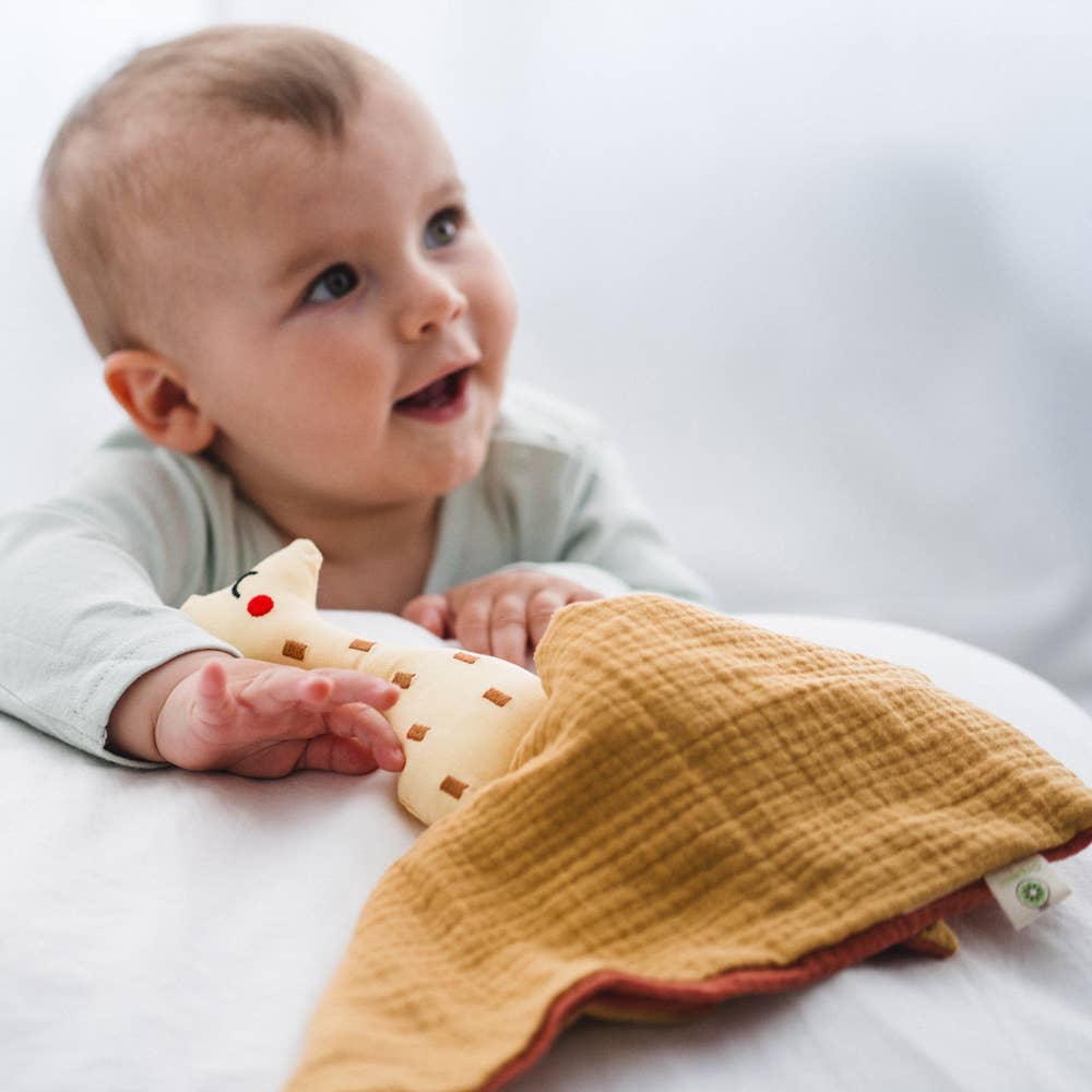 Baby spielt mit Giraffe Schmusetuch aus Musselin Bio Baumwolle – weiches Babyspielzeug
