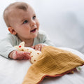 Baby spielt mit Giraffe Schmusetuch aus Musselin Bio Baumwolle – weiches Babyspielzeug