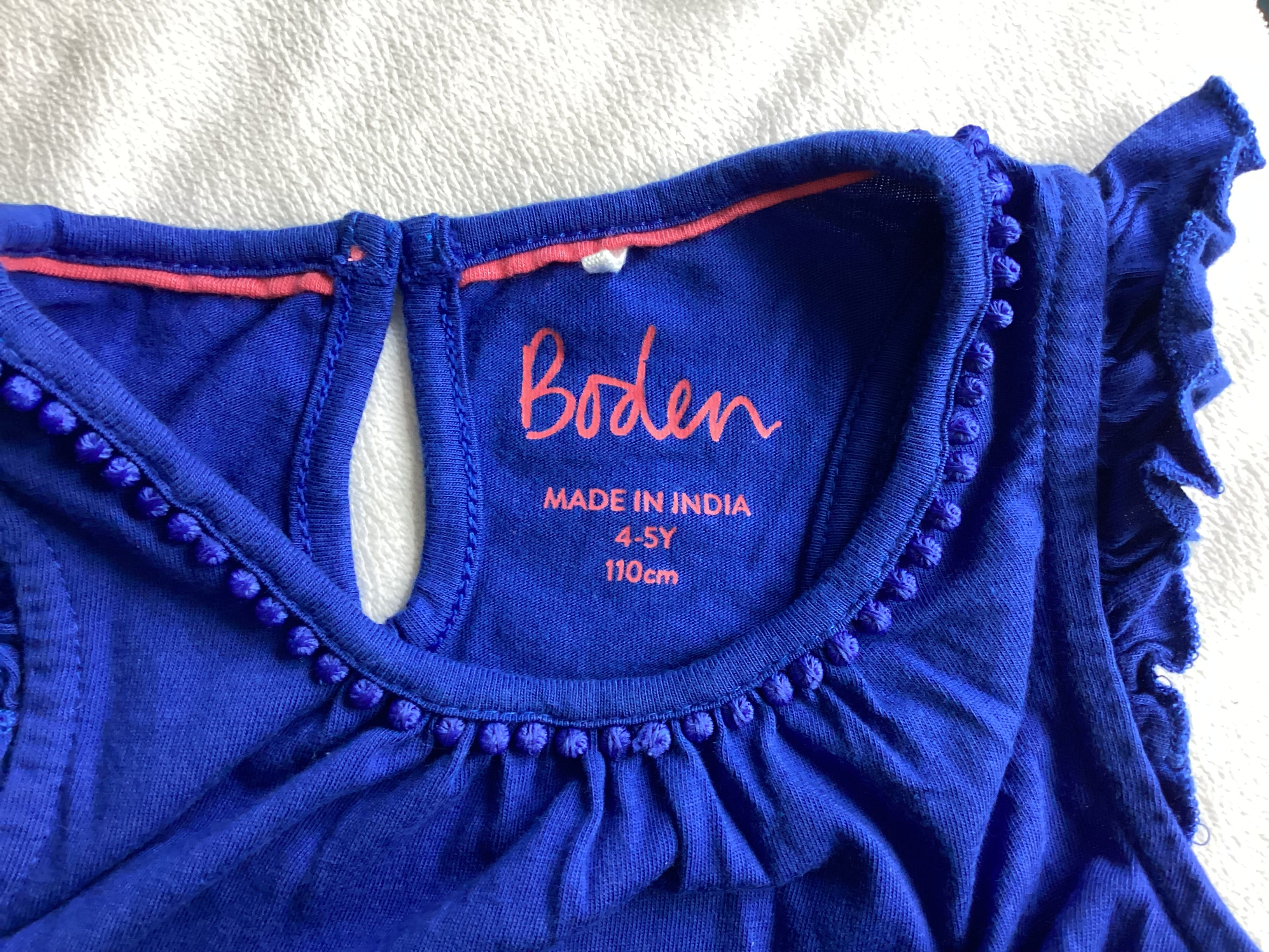 Detailaufnahme Markenlabel BODEN Mädchen Top royalblau Größe 110