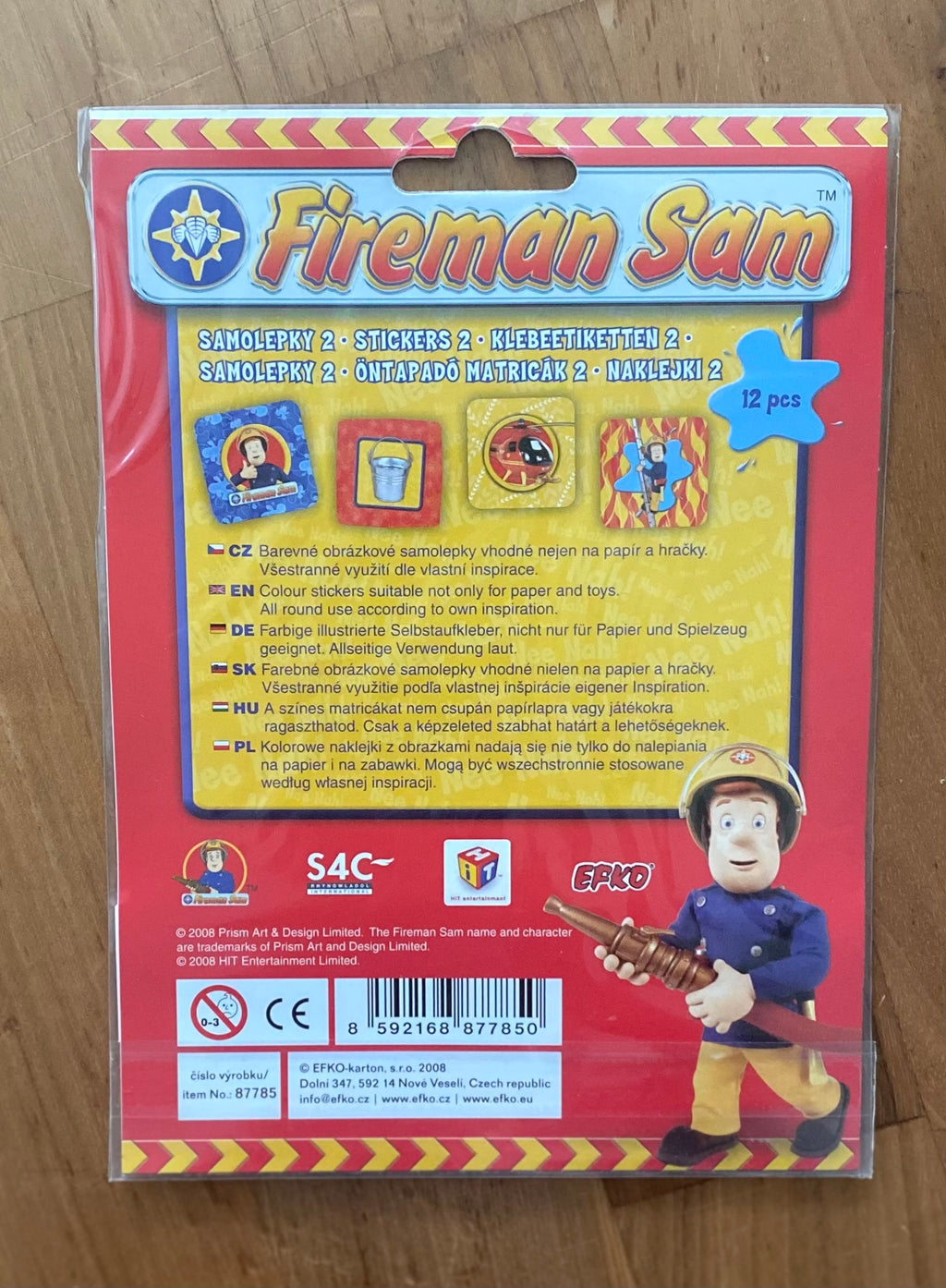 Feuerwehrmann Sam Stickerbogen mit 12 bunten Stickern auf weißem Hintergrund. Enthält Feuerwehrmann Sam, Feuerwehrauto, Funkgerät, Leiter, Hubschrauber, Krankenwagen und weitere Rettungsfahrzeug-Motive für Kinder ab 3 Jahren. Rückseite