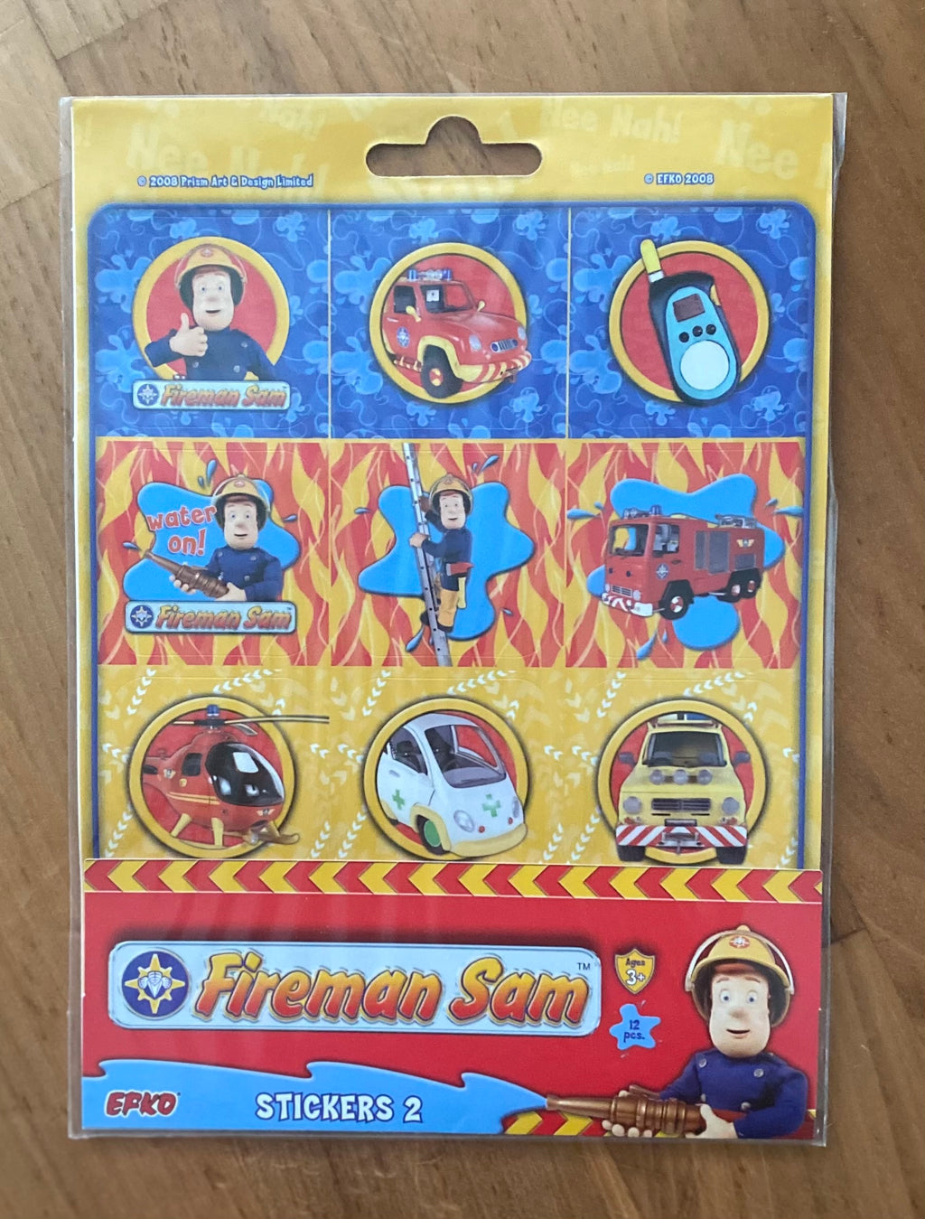 Feuerwehrmann Sam Stickerbogen mit 12 bunten Stickern auf weißem Hintergrund. Enthält Feuerwehrmann Sam, Feuerwehrauto, Funkgerät, Leiter, Hubschrauber, Krankenwagen und weitere Rettungsfahrzeug-Motive für Kinder ab 3 Jahren. Vorderseite