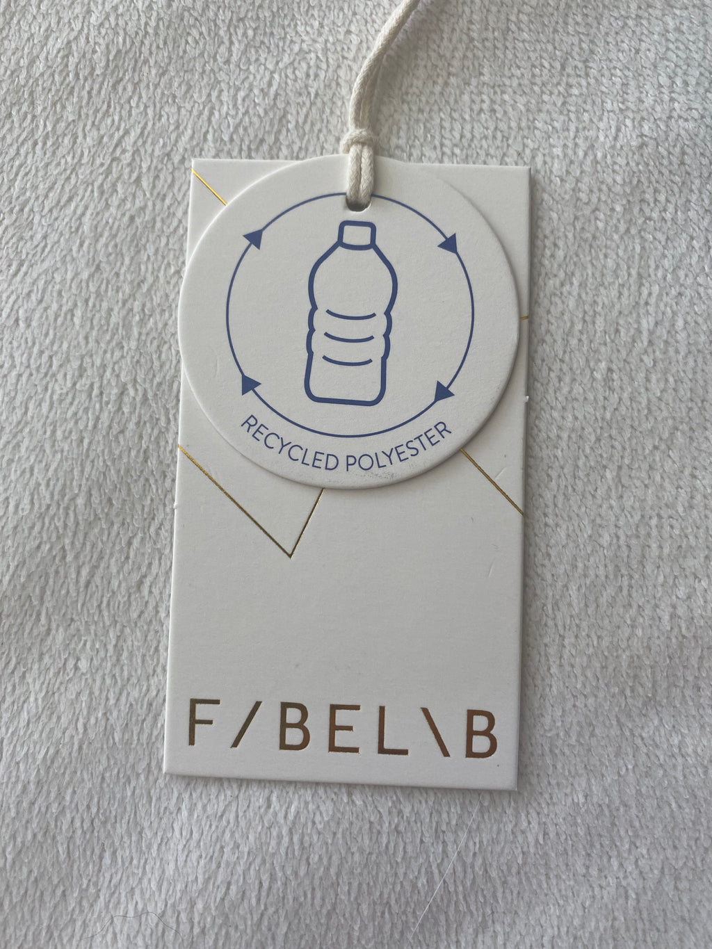 Fabelab Federmäppchen in Navy mit praktischer Ausklappfunktion. Nachhaltiges Schulmäppchen für Kinder mit Reißverschluss und Namensfeld. Etikett