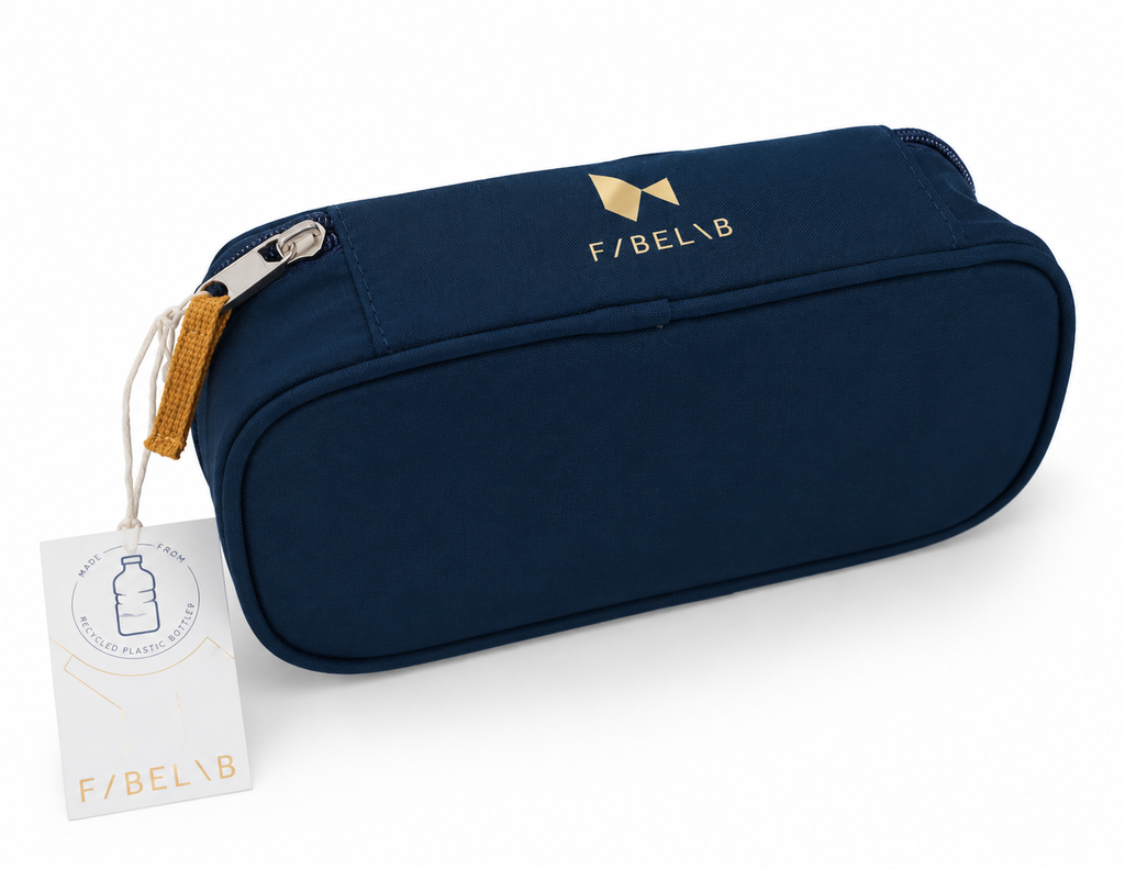 Fabelab Federmäppchen in Navy mit praktischer Ausklappfunktion. Nachhaltiges Schulmäppchen für Kinder mit Reißverschluss und Namensfeld. Rückseite