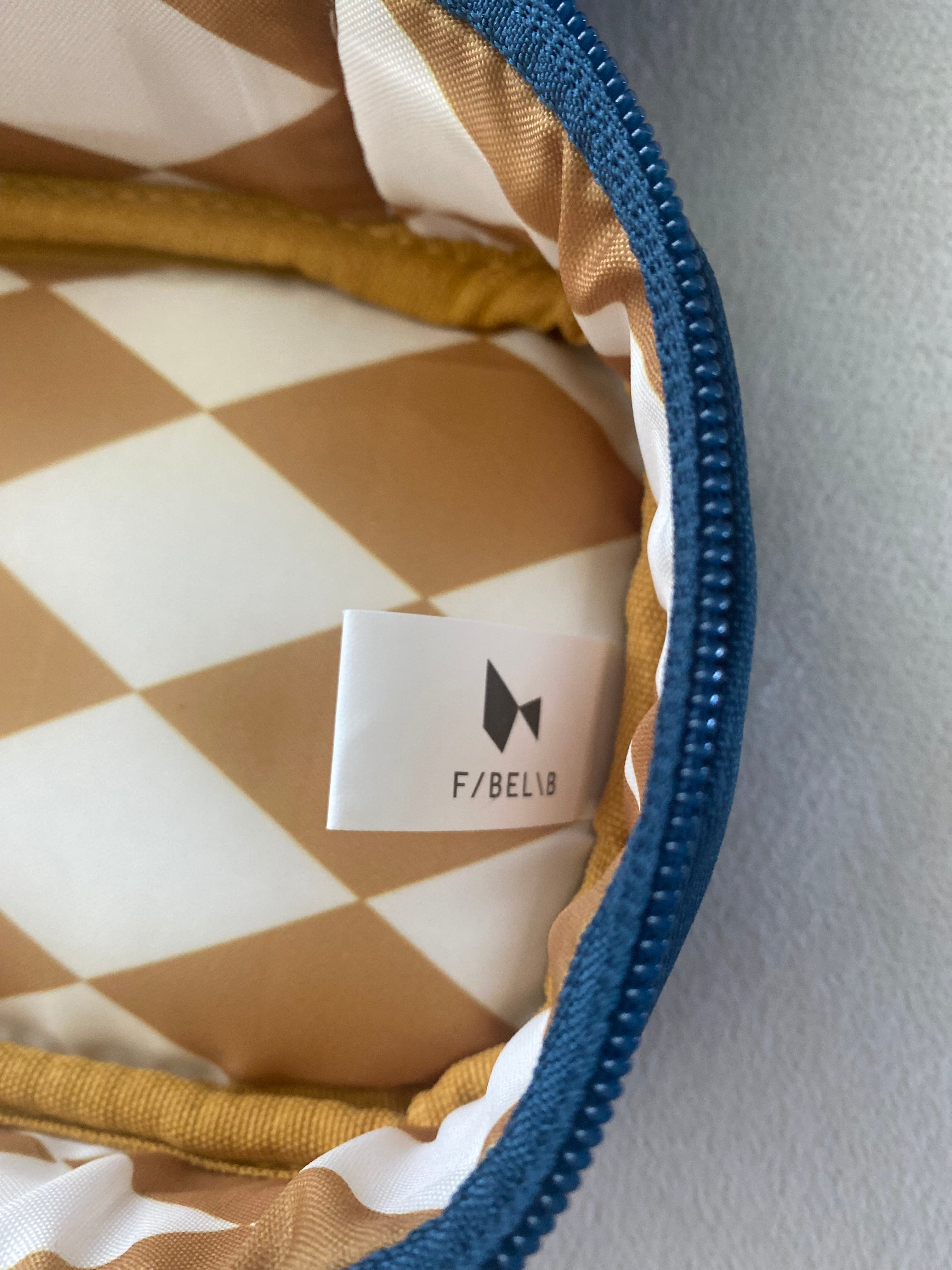 Fabelab Federmäppchen in Navy mit praktischer Ausklappfunktion. Nachhaltiges Schulmäppchen für Kinder mit Reißverschluss und Namensfeld. Logo