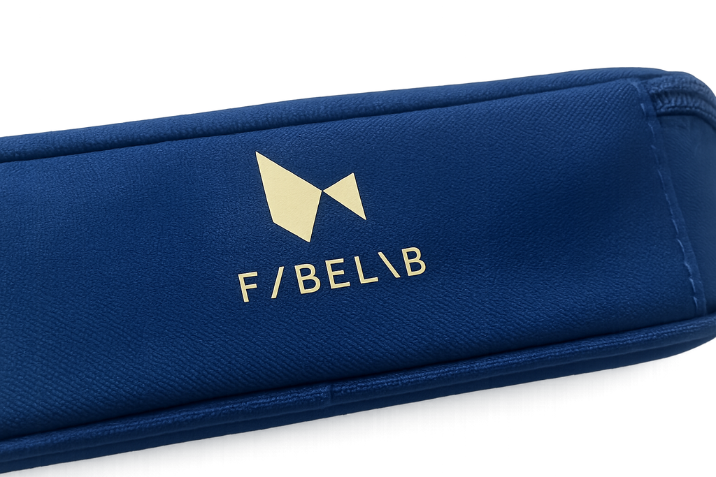 Fabelab Federmäppchen in Navy mit praktischer Ausklappfunktion. Nachhaltiges Schulmäppchen für Kinder mit Reißverschluss und Namensfeld. Rückseite