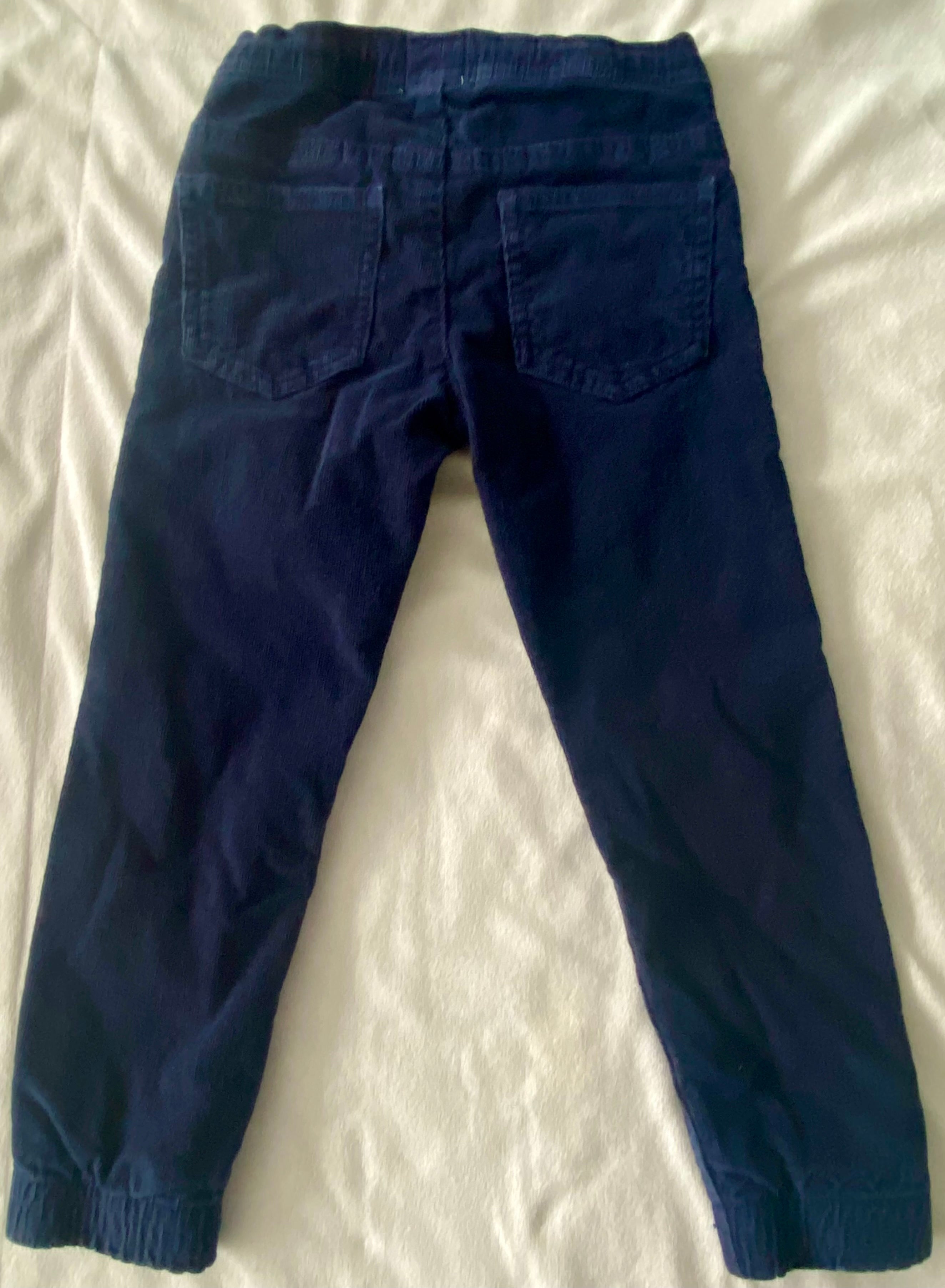 Kinder Cordhose dunkelblau Rückseite mit Gesäßtaschen und elastischem Bund, bequeme Passform