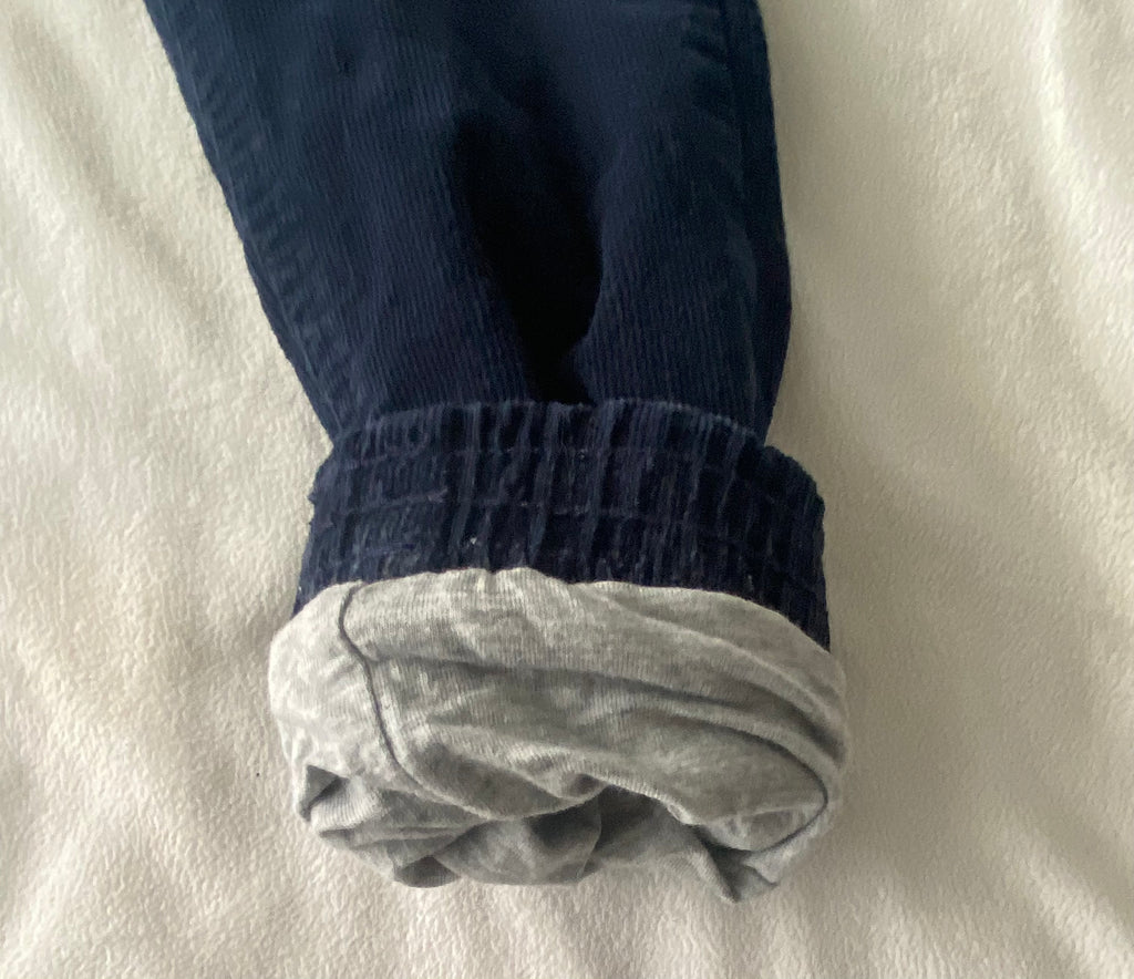 Detail Kinder Cordhose mit weichem Innenfutter und elastischem Bündchen am Beinabschluss