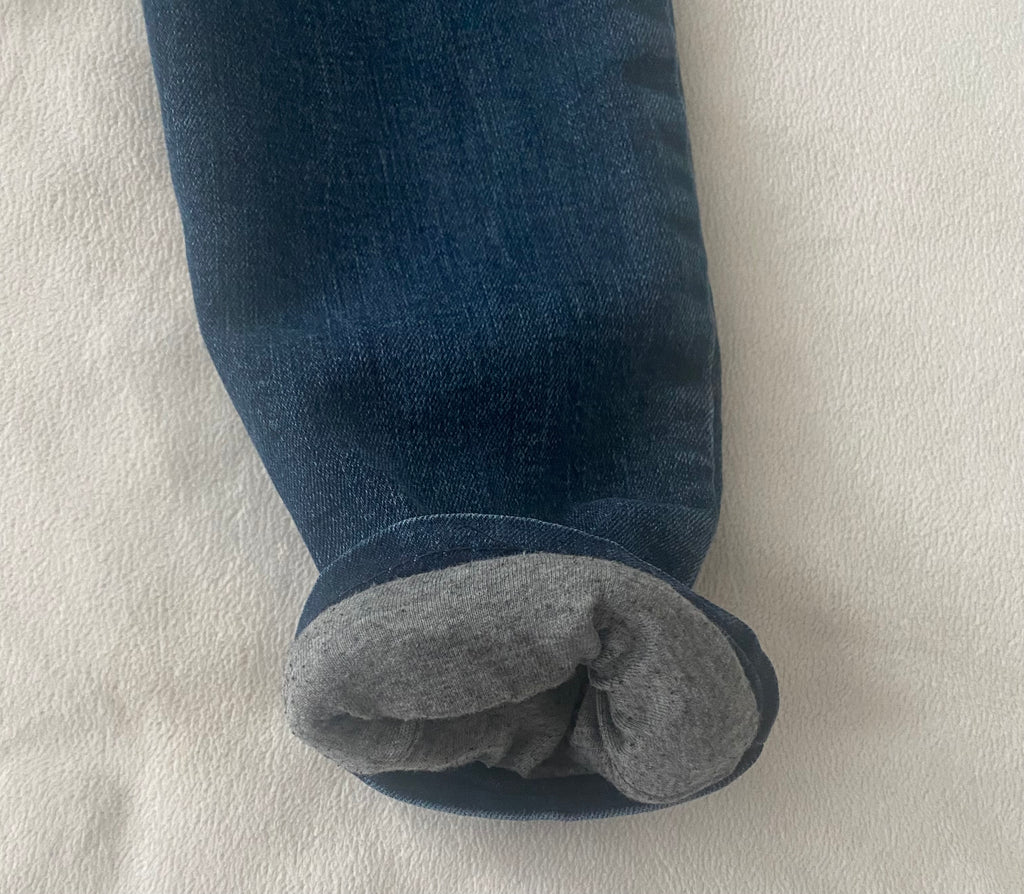 Kinder Jeans dunkelblau Detail Beinabschluss umgeschlagen Innenfutter weich