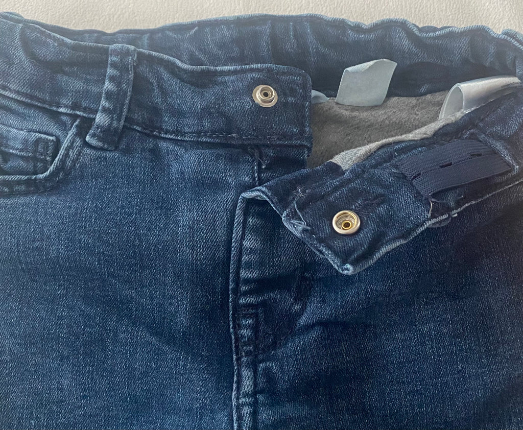 Kinder Jeans dunkelblau Detail Bund Knopf verstellbarer Innenbund elastisch