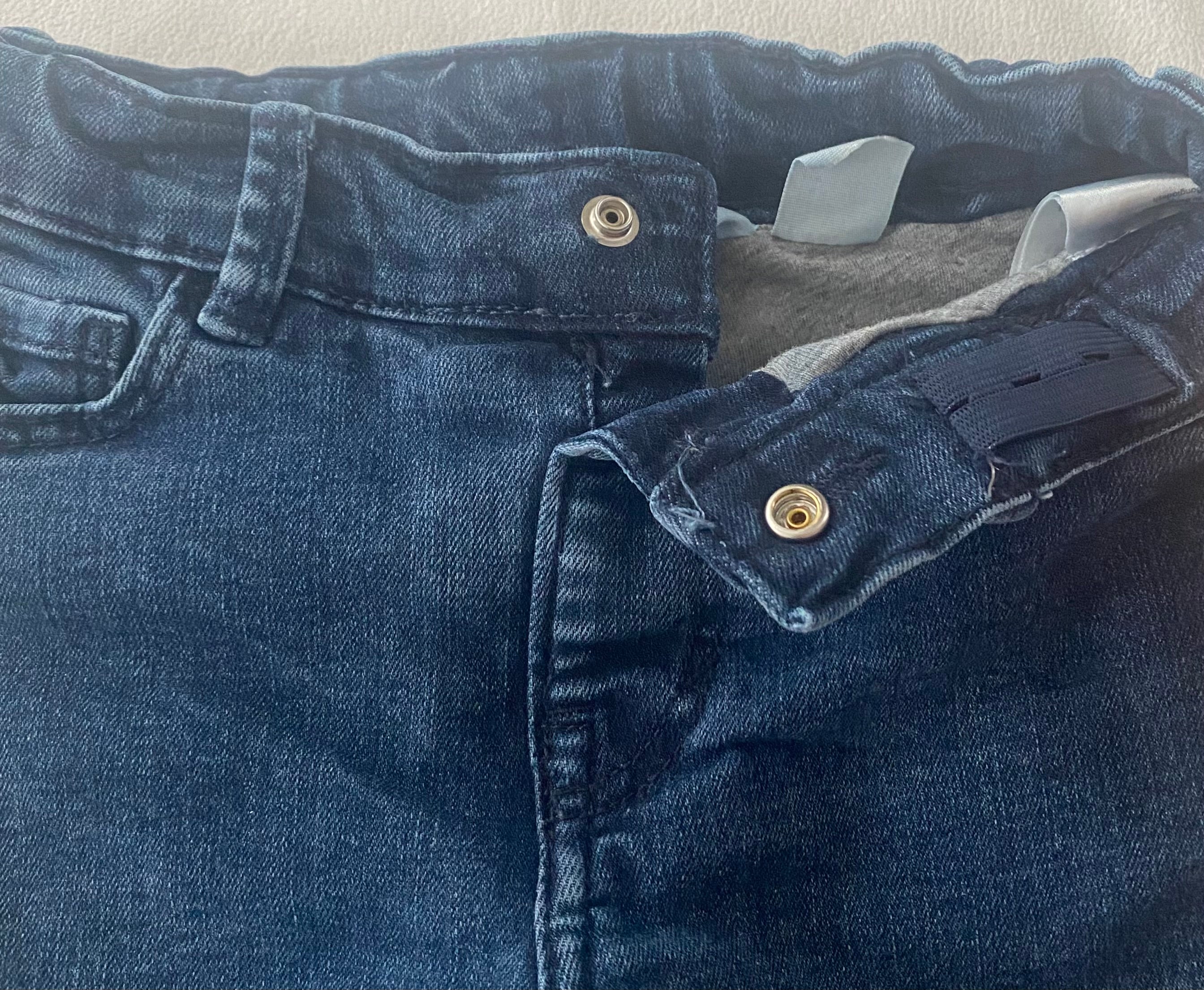 Kinder Jeans dunkelblau Detail Bund Knopf verstellbarer Innenbund elastisch