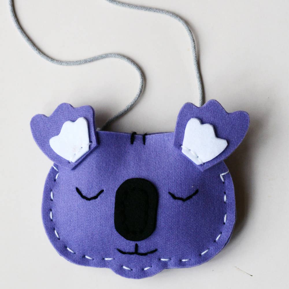 Koala Umhängetasche für Kinder getragen – DIY Bastelset Ergebnis mit Filz Tasche und Kordel
