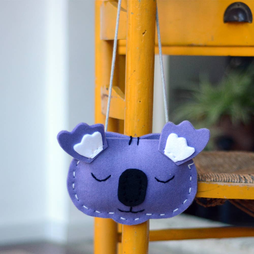 Koala Umhängetasche für Kinder getragen – DIY Bastelset Ergebnis mit Filz Tasche und Kordel