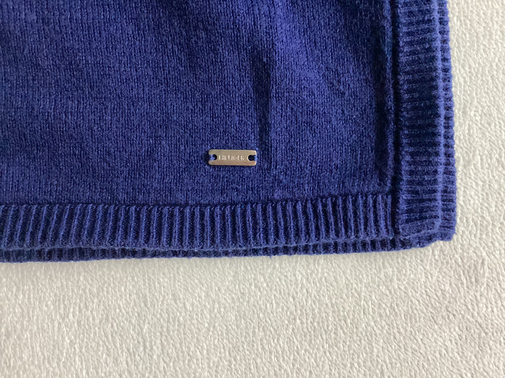 Tommy Hilfiger Metall Logo Detail am Saum in Navy Blau