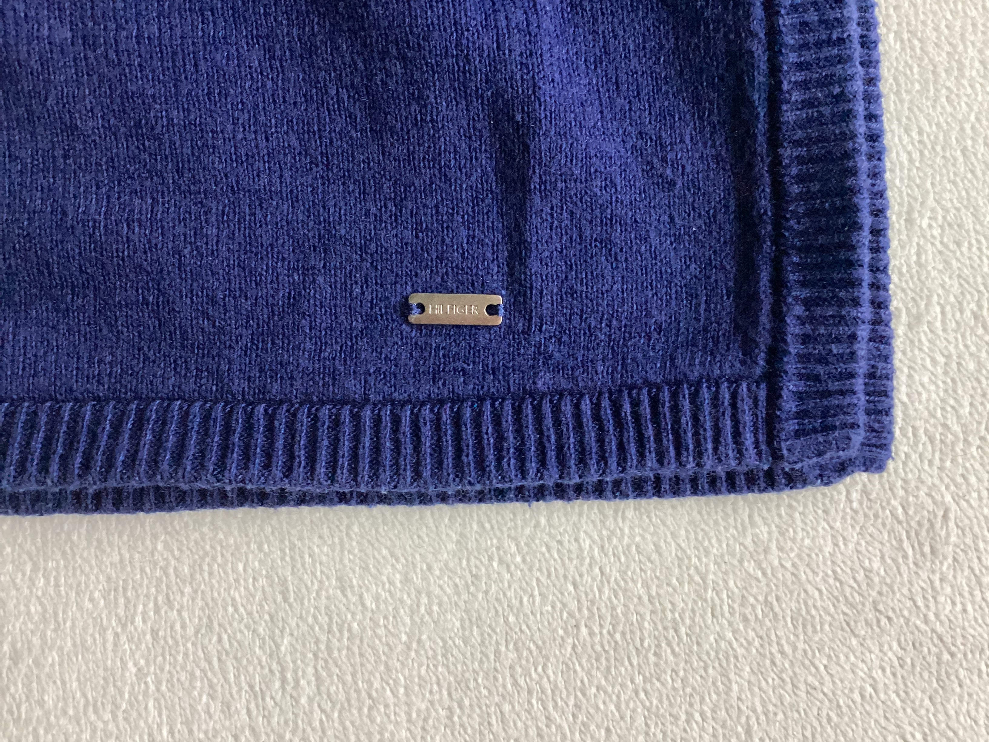 Tommy Hilfiger Metall Logo Detail am Saum in Navy Blau