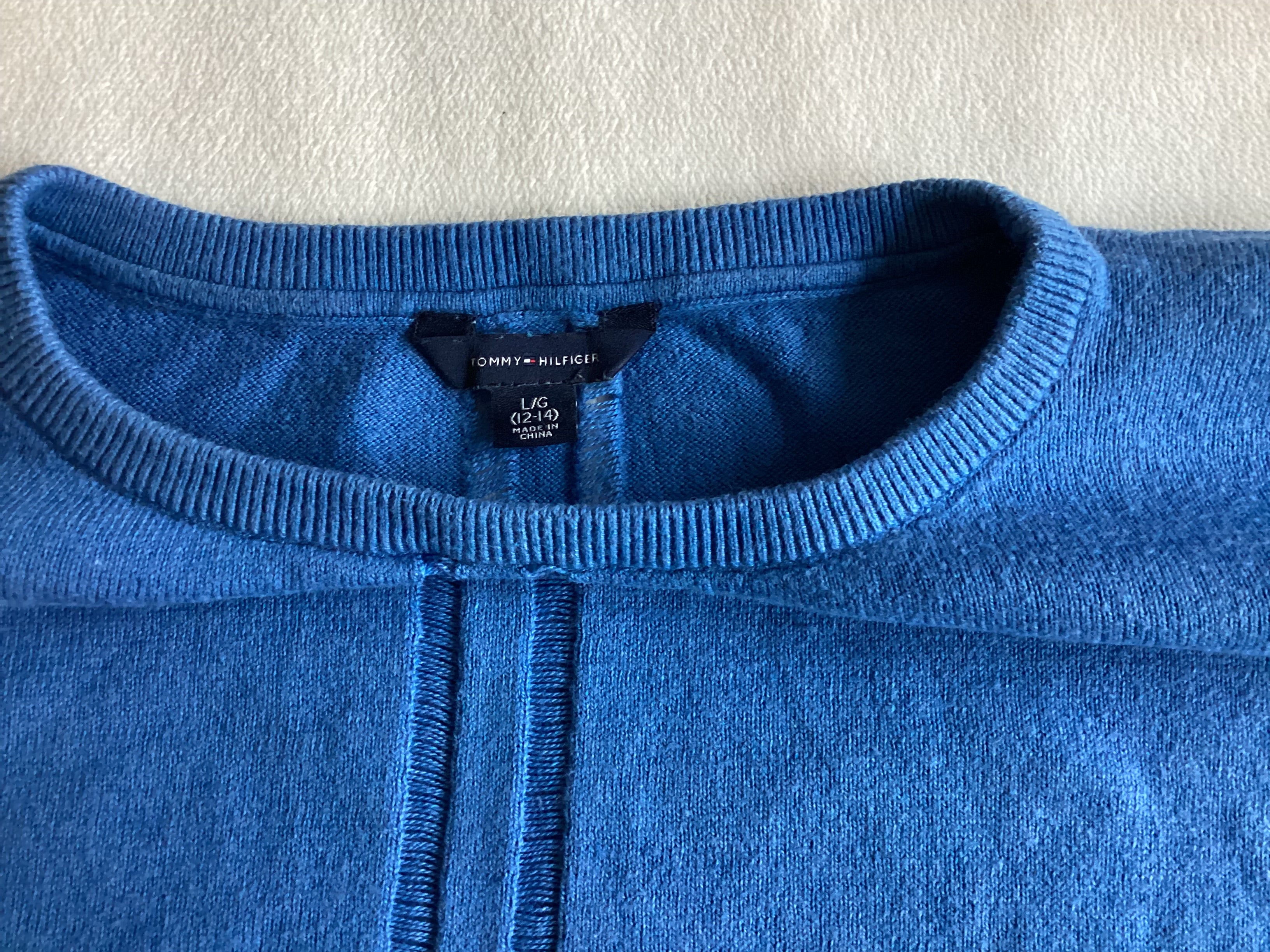 Tommy Hilfiger Original Label Größe L 12-14 im blauen Ombre Shirt